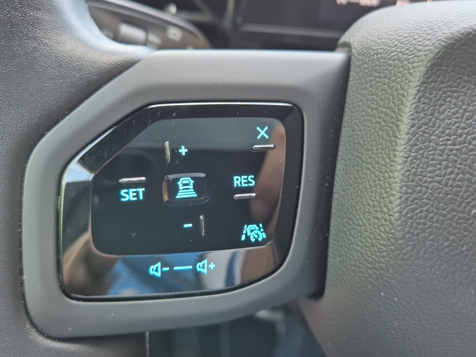 FORD FORD Explorer Elektro 79kWh Dual Extended Range Premium AWD, 340 PS-image-24