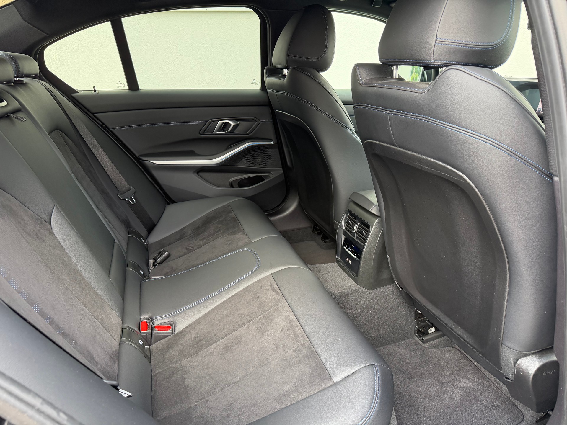 BMW 320d xDrive 48V Steptronic M Sport-image-17