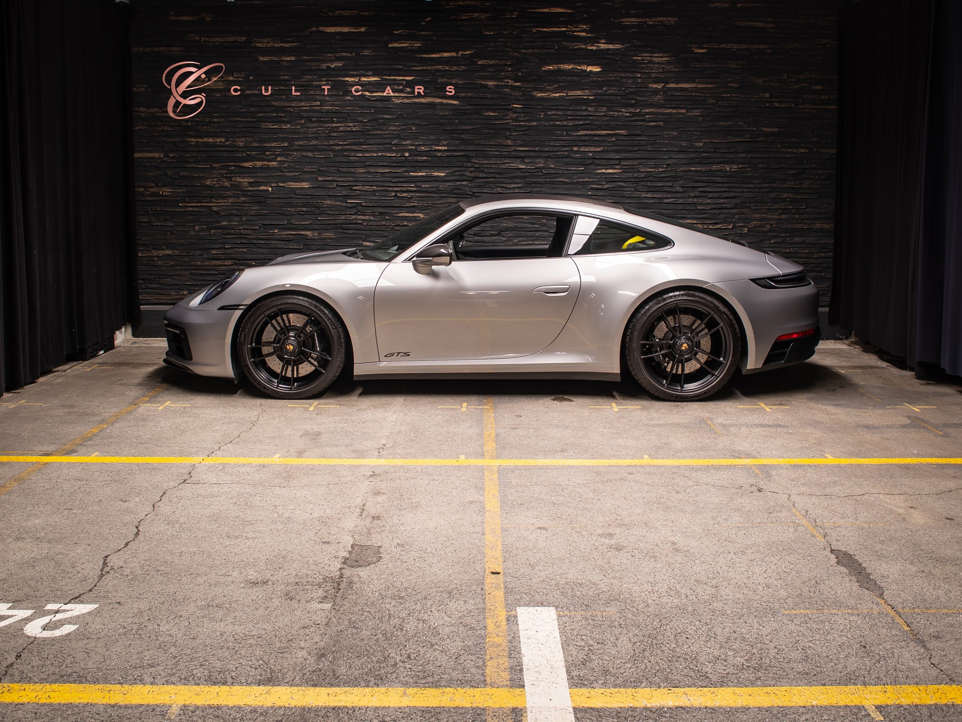 PORSCHE 911 Carrera 4 GTS PDK-showroom-element-1