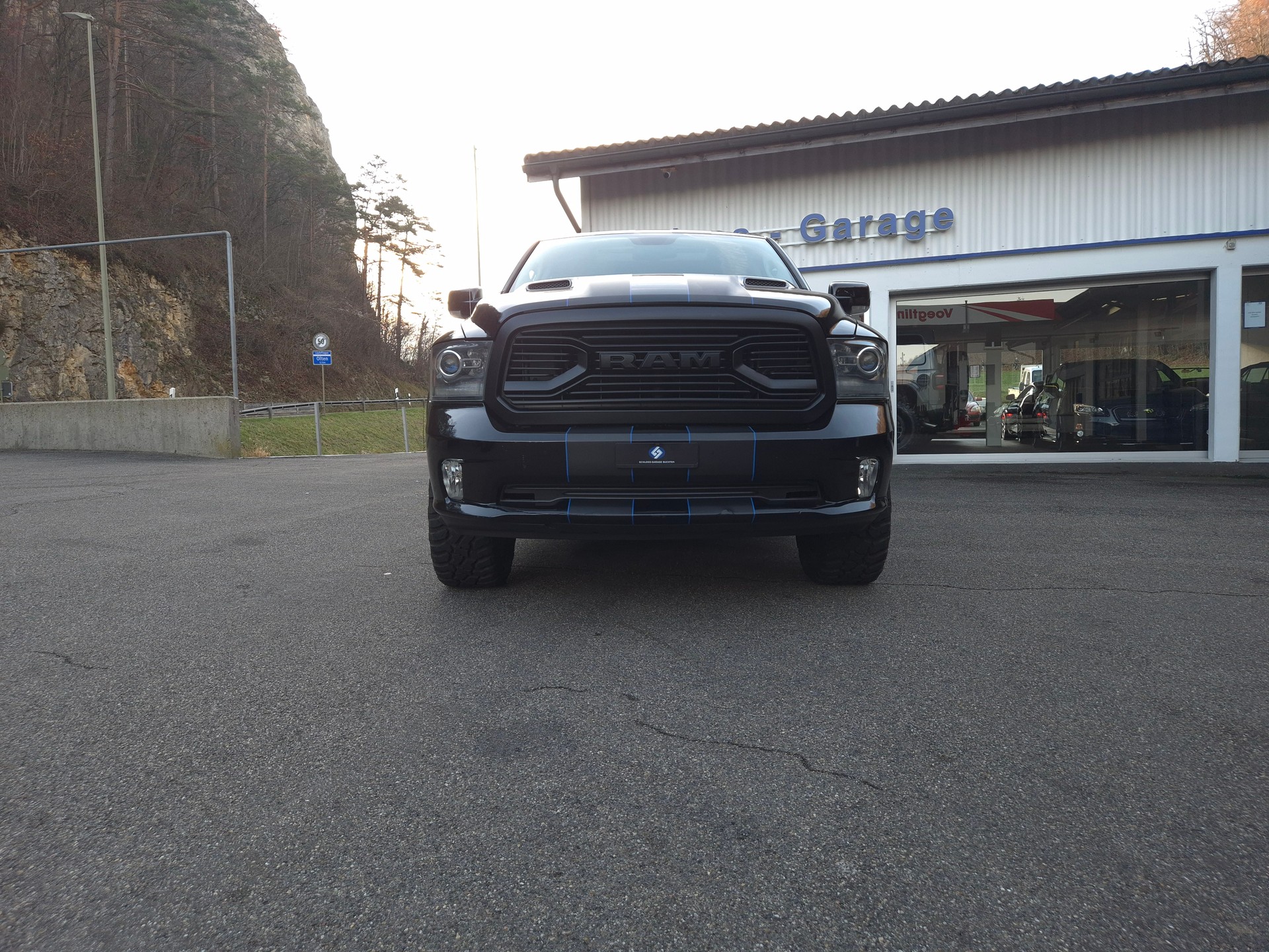 DODGE Ram Sport 5.7L V8-showroom-element-3