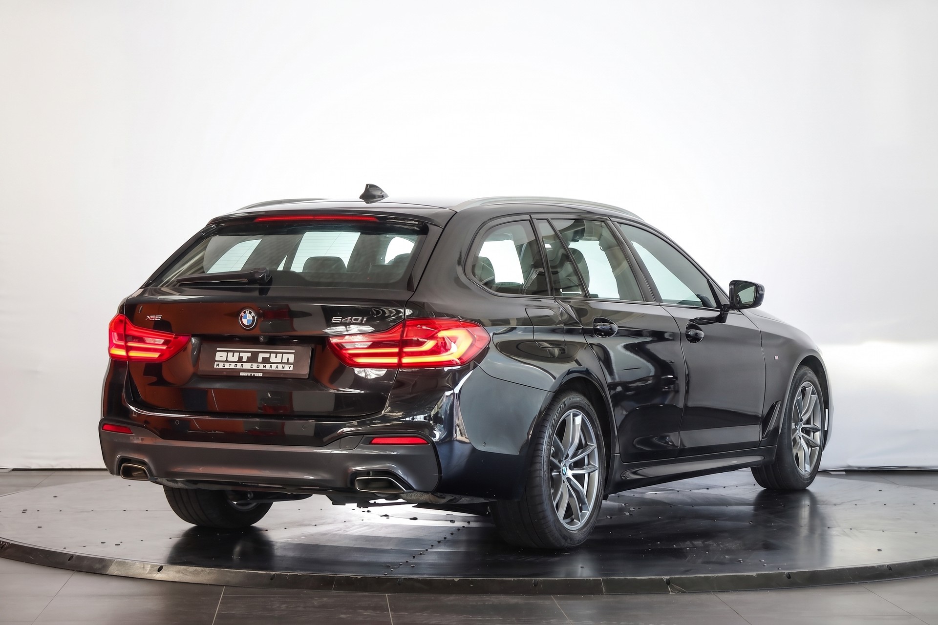 BMW 540i xDrive Touring Steptronic-showroom-element-3