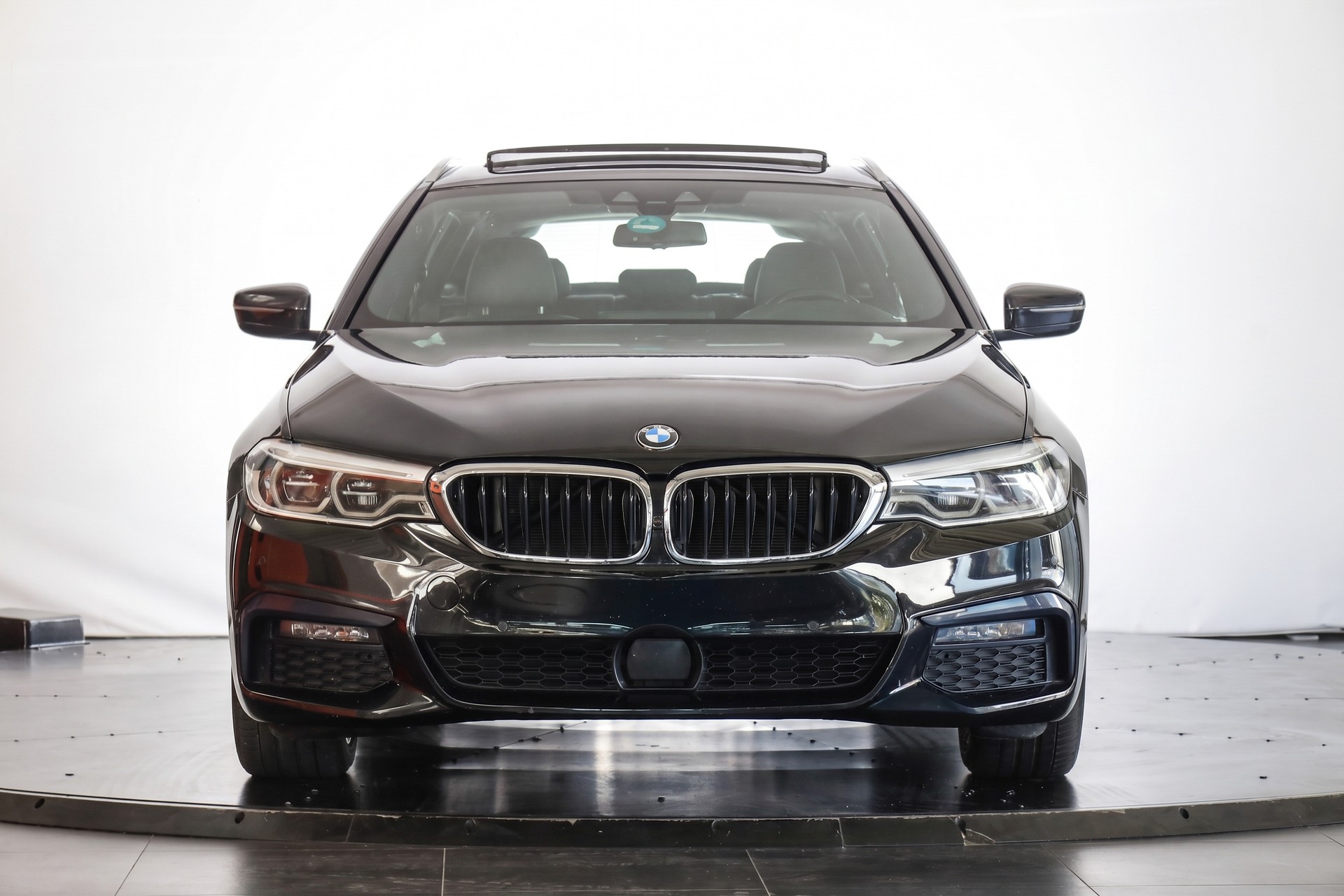 BMW 540i xDrive Touring Steptronic-showroom-element-1