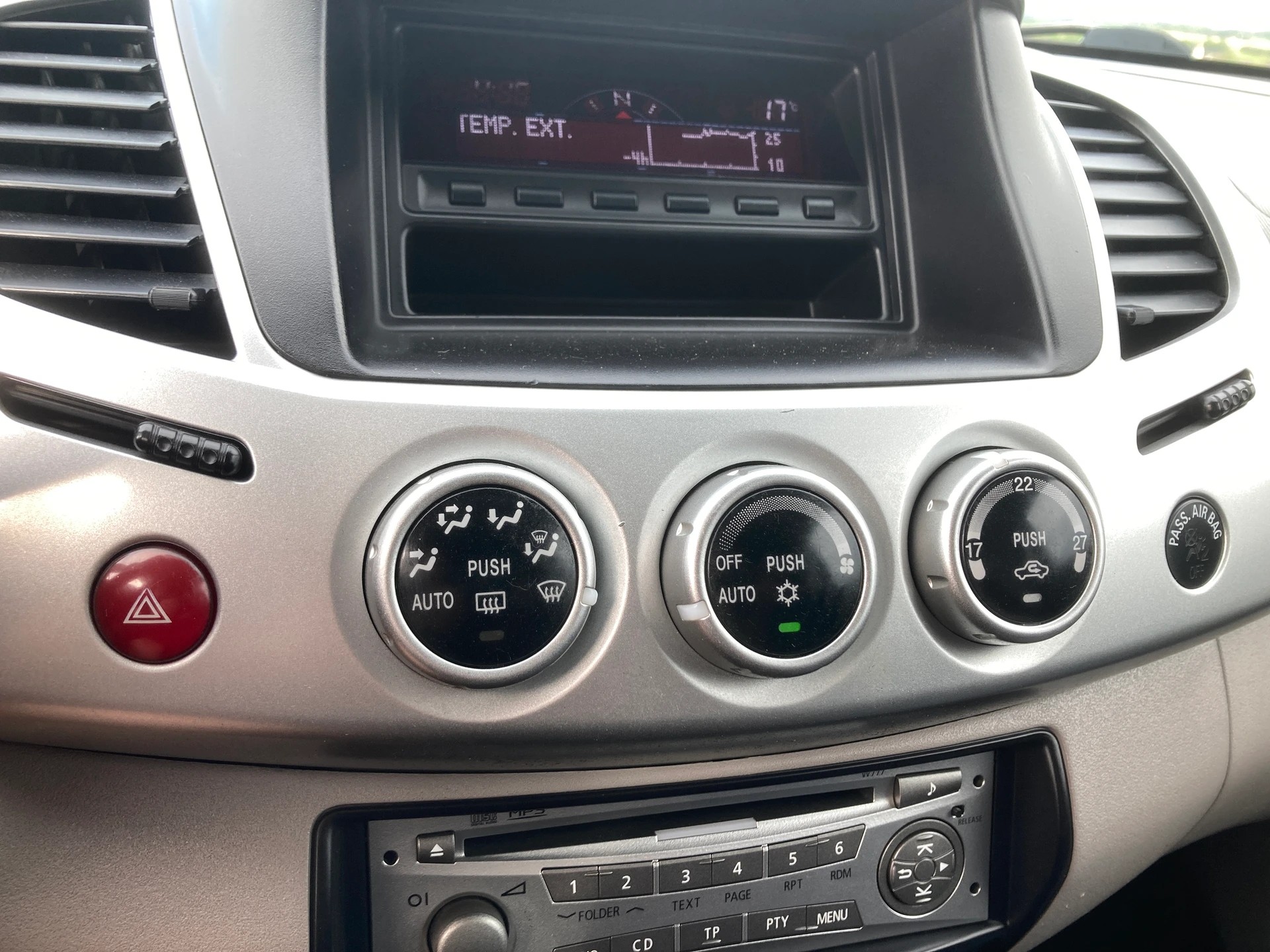 MITSUBISHI L 200 2.5 DID HP Jubilé 35 Double Cab mit Anhängerkupplung-image-12
