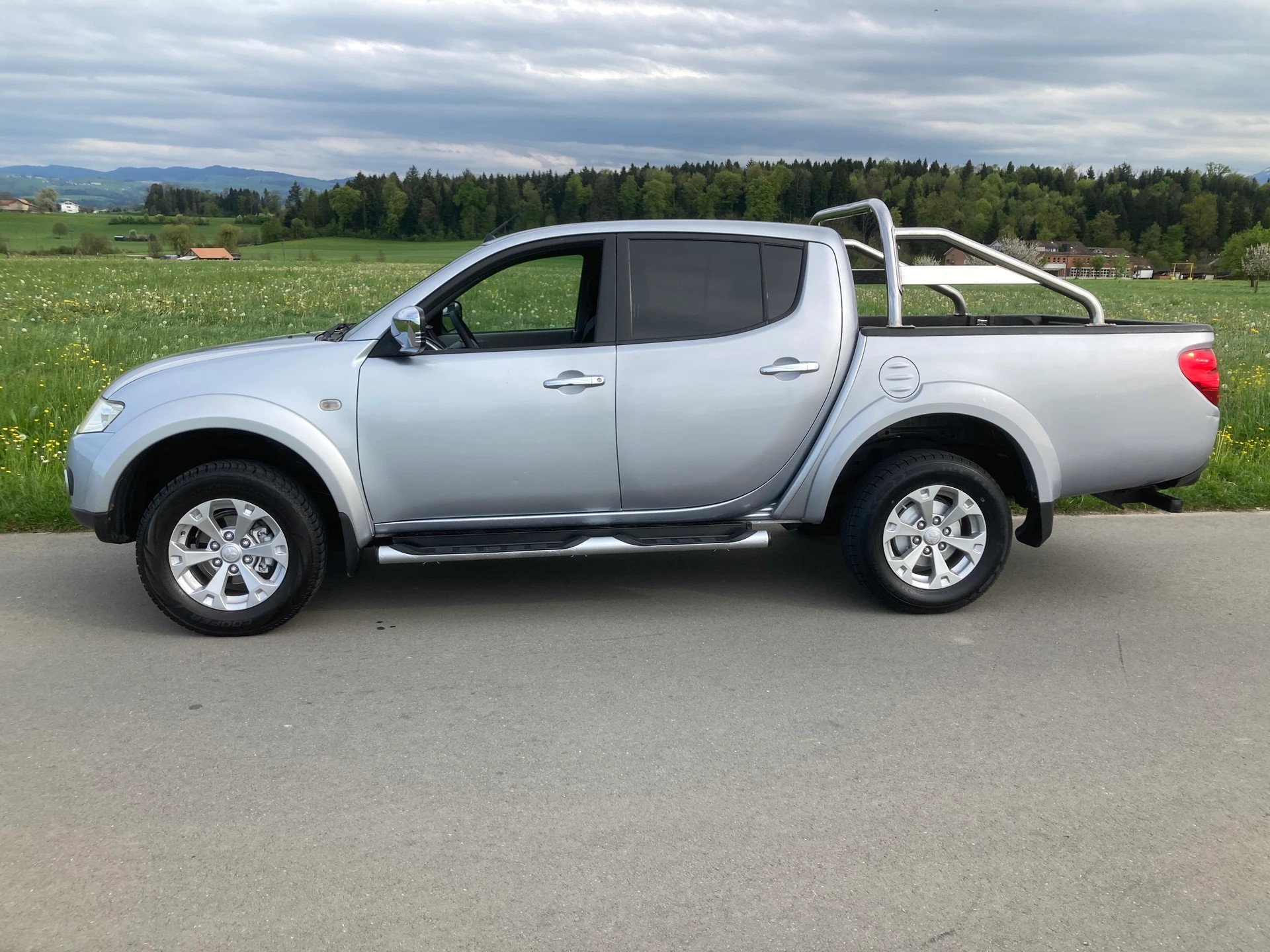 MITSUBISHI L 200 2.5 DID HP Jubilé 35 Double Cab mit Anhängerkupplung-image-4