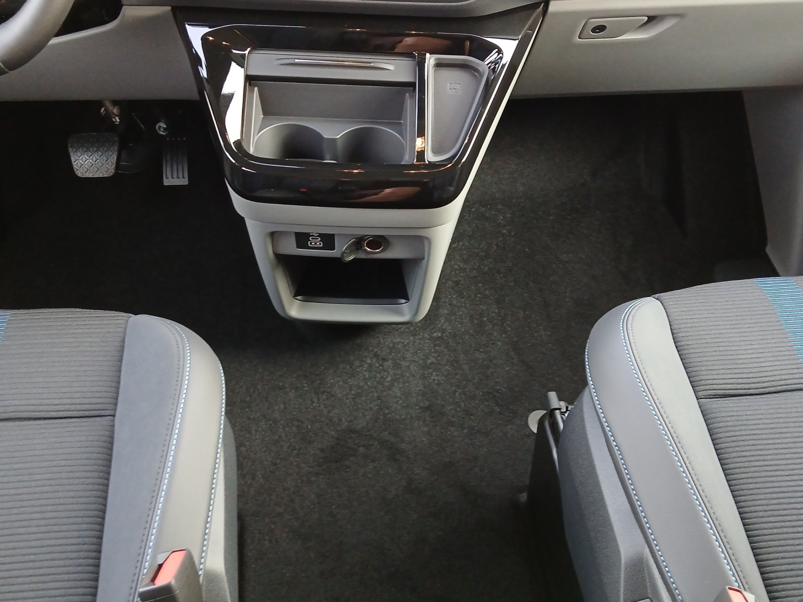 FORD Tourneo Custom Bus 320 L1 2.0 EcoBlue 170 Sport 4x4-image-11