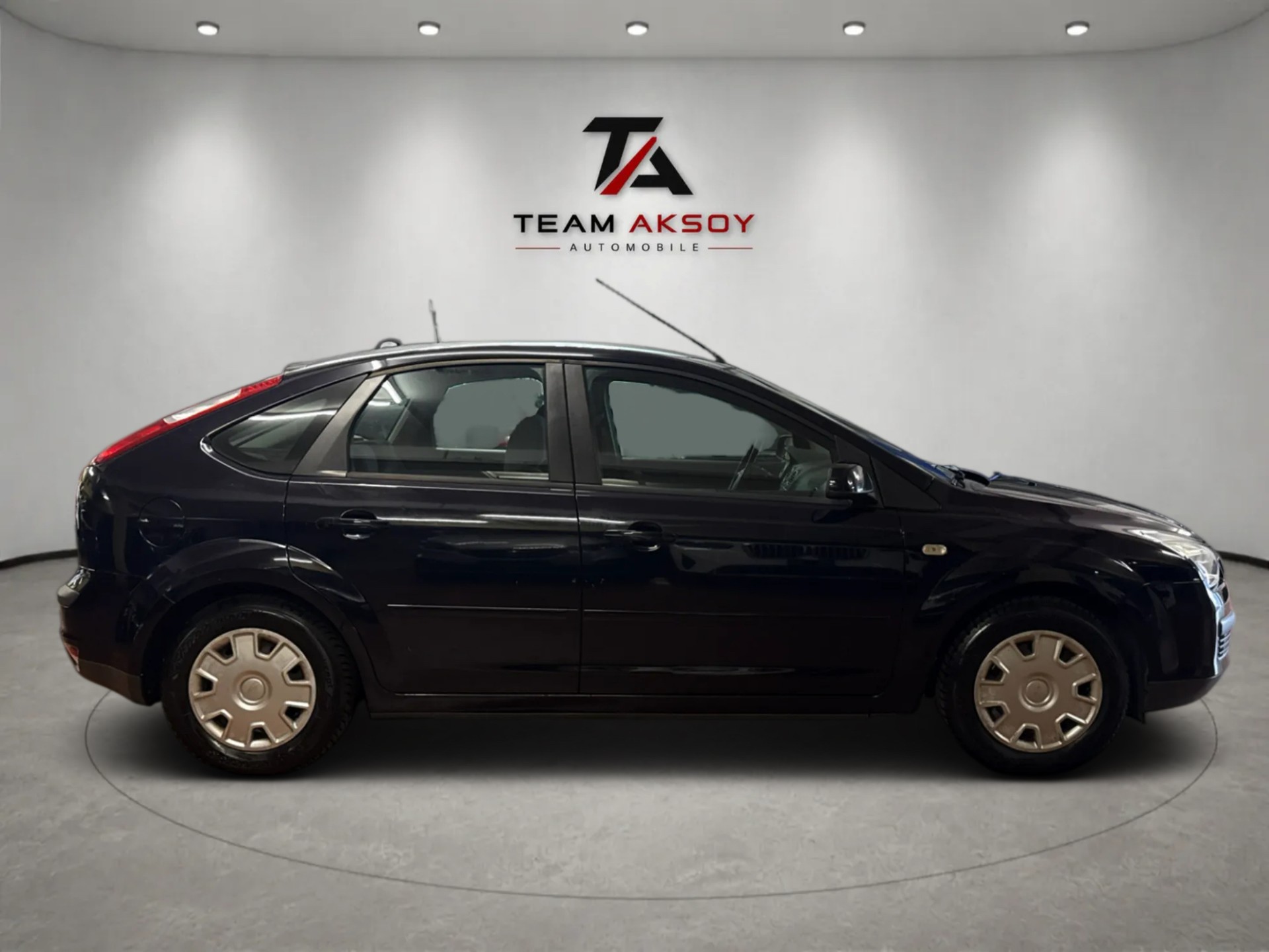 FORD Focus 1.6i VCT Titanium-showroom-element-3