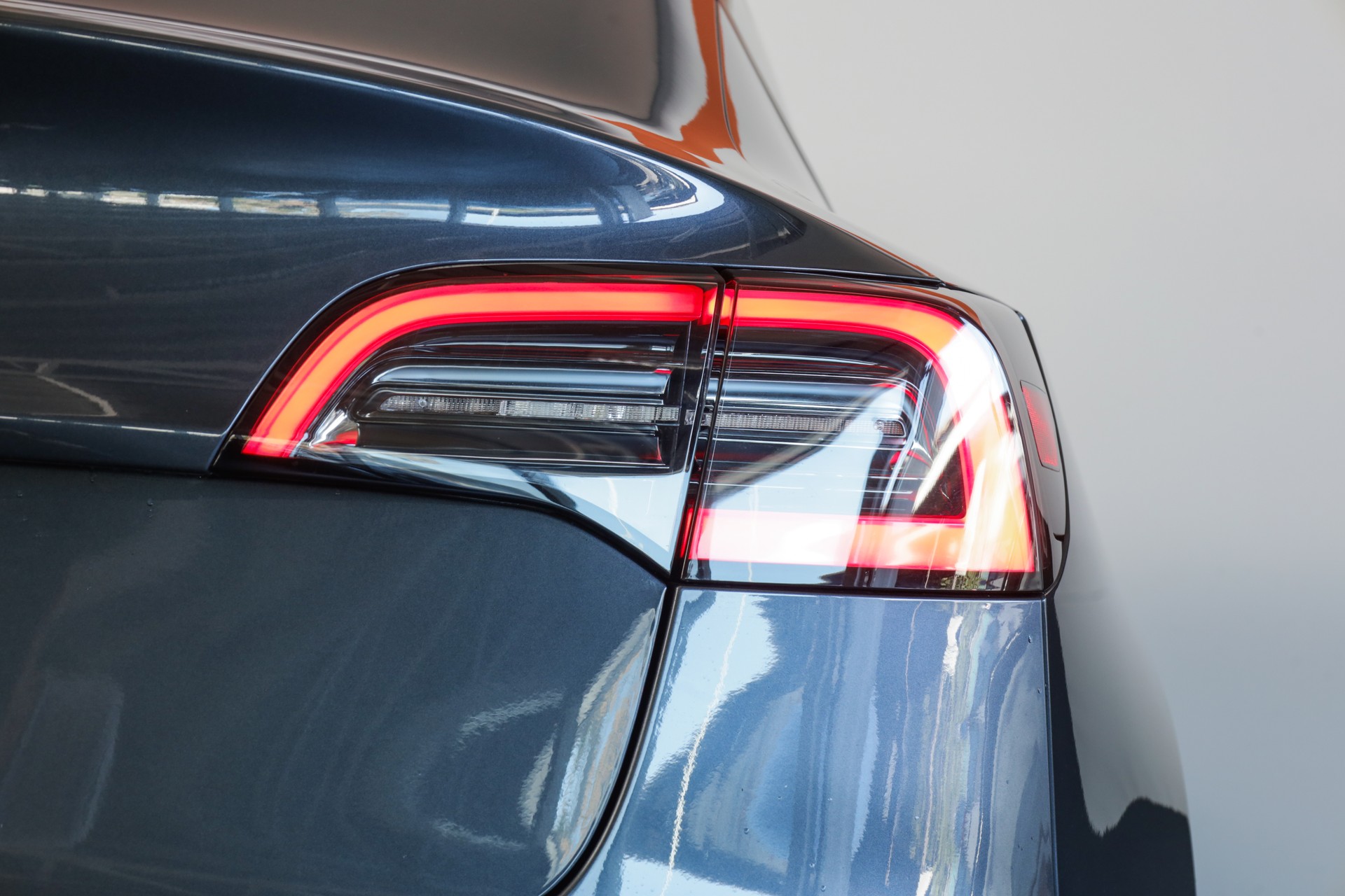 TESLA Model 3 Midnight Grey-image-6