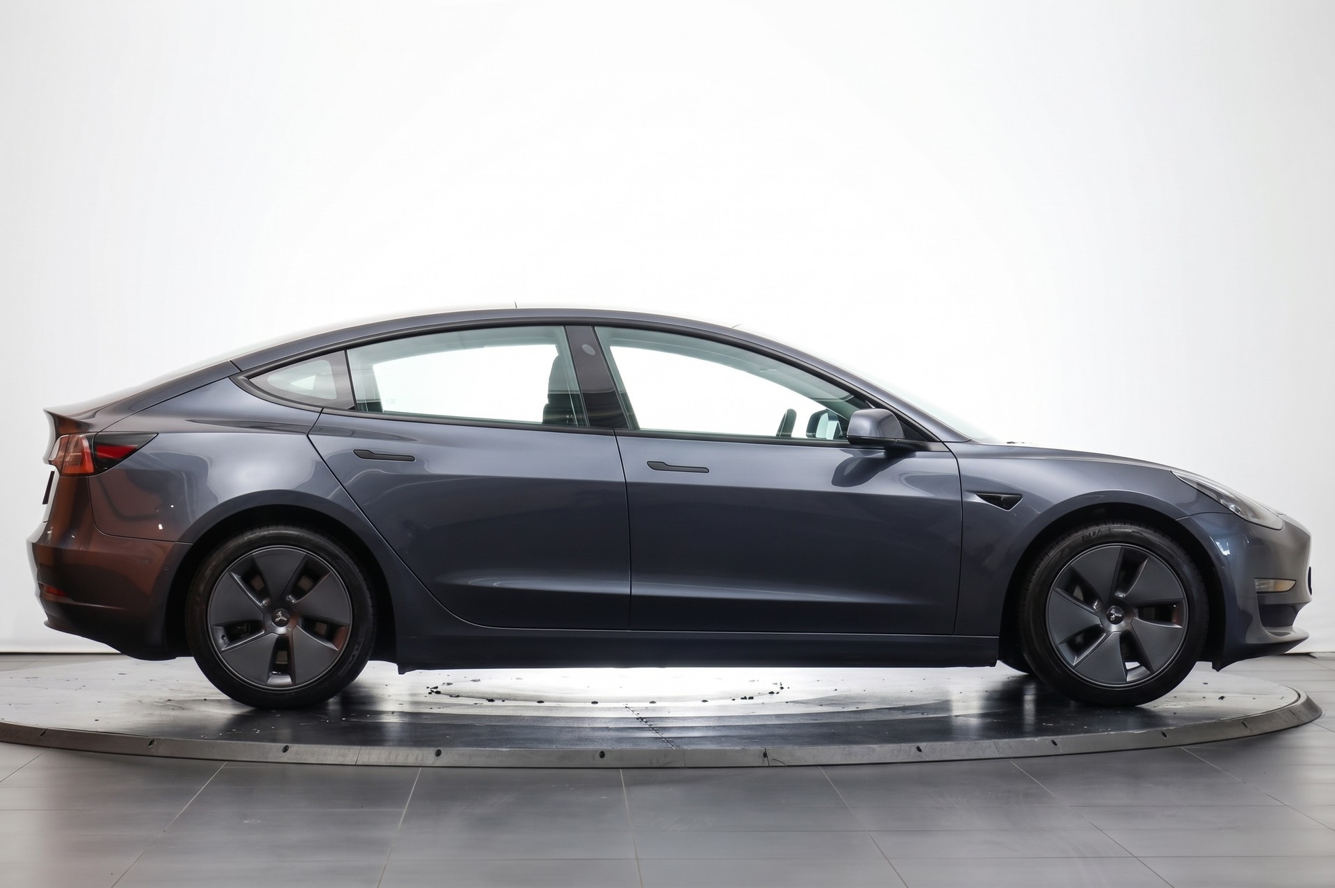 TESLA Model 3 Midnight Grey-image-4