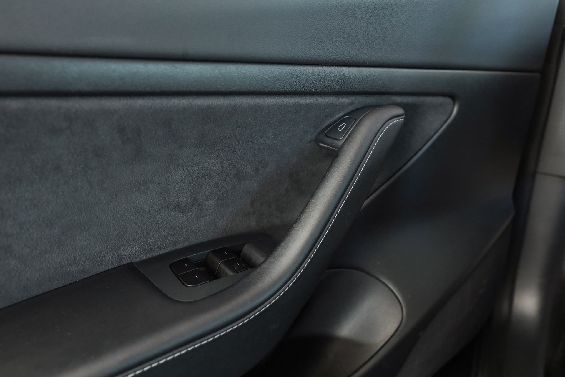 TESLA Model 3 Midnight Grey-image-23