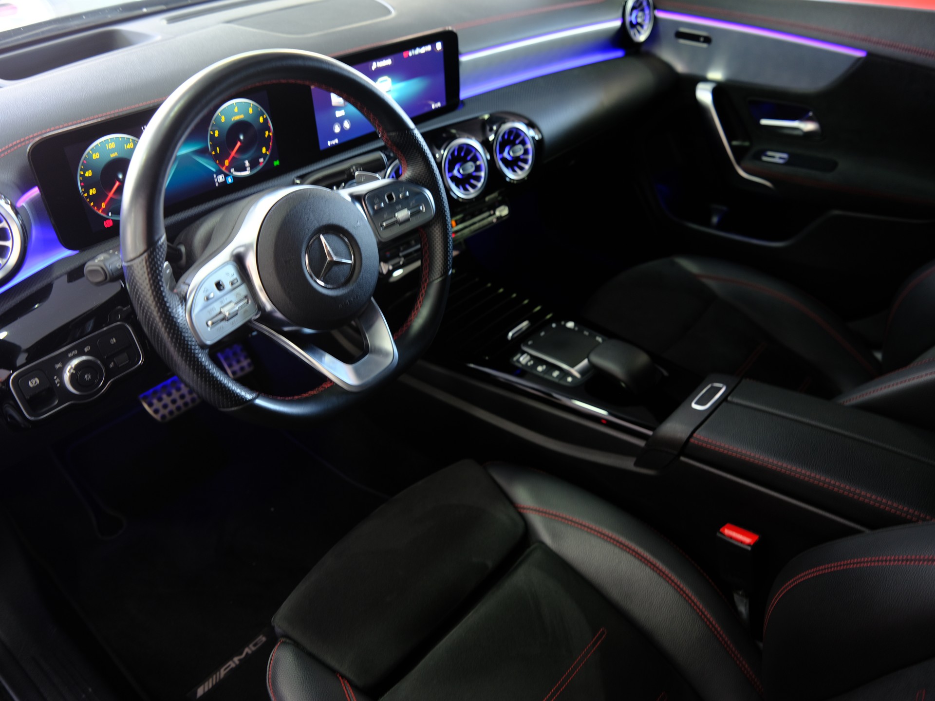 MERCEDES-BENZ CLA Shooting Brake 250 4Matic 7G-DCT AMG Line-image-14