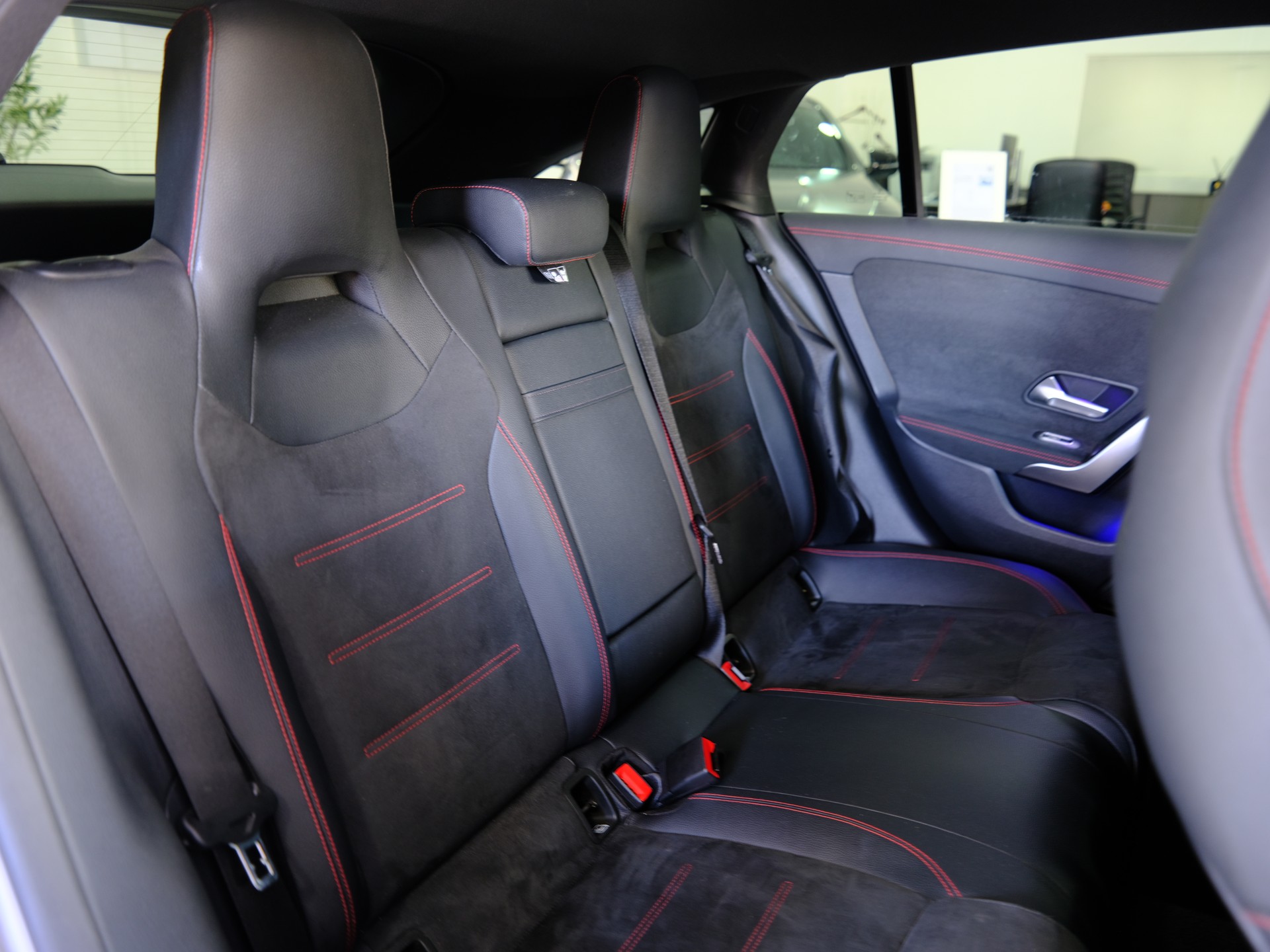 MERCEDES-BENZ CLA Shooting Brake 250 4Matic 7G-DCT AMG Line-image-21
