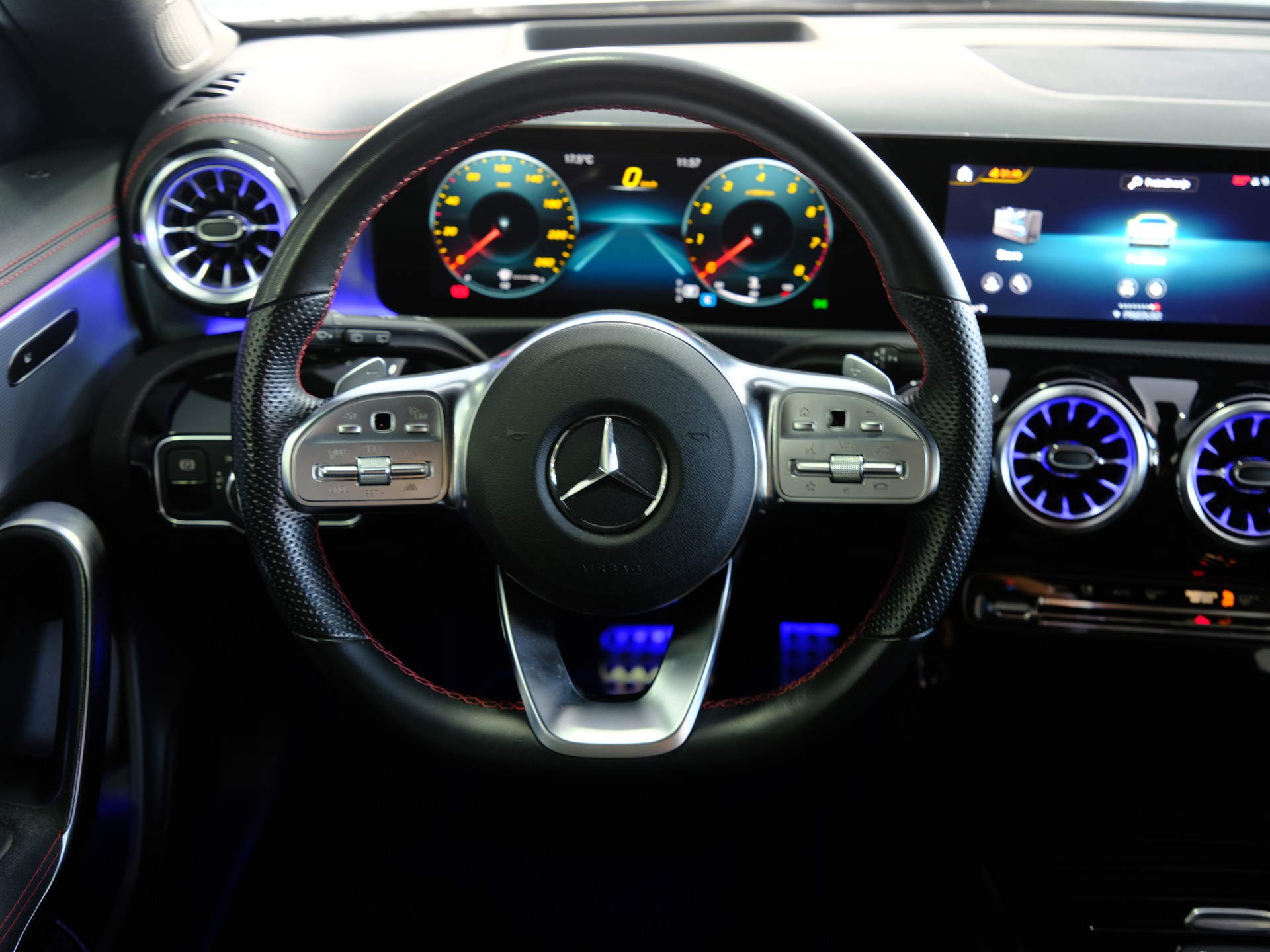 MERCEDES-BENZ CLA Shooting Brake 250 4Matic 7G-DCT AMG Line-image-24