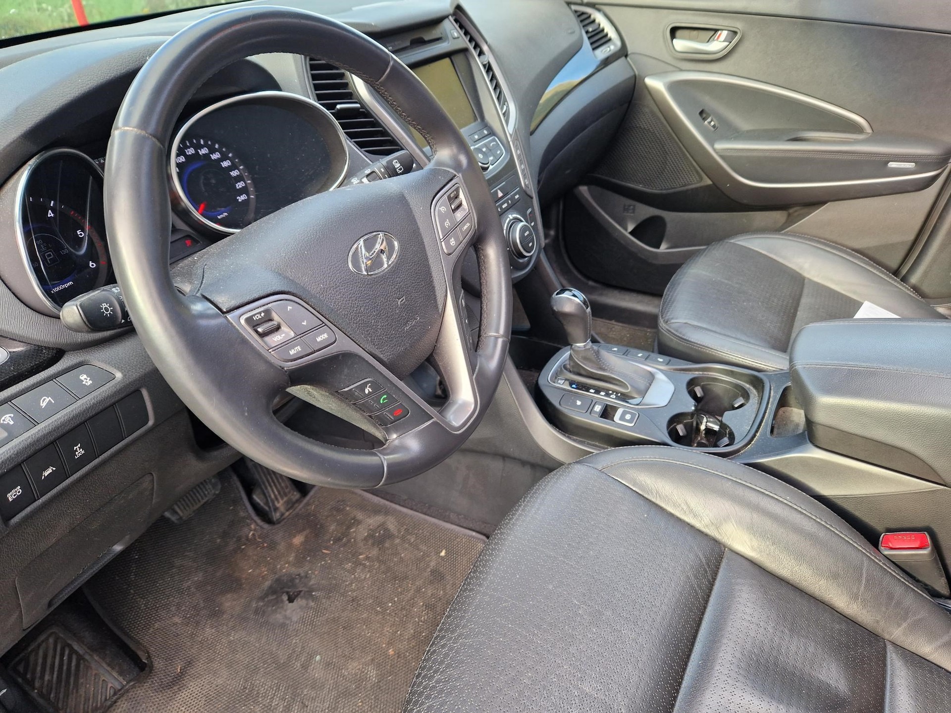 HYUNDAI Santa Fe 2.2 CRDI Premium 4WD Automatic-image-8