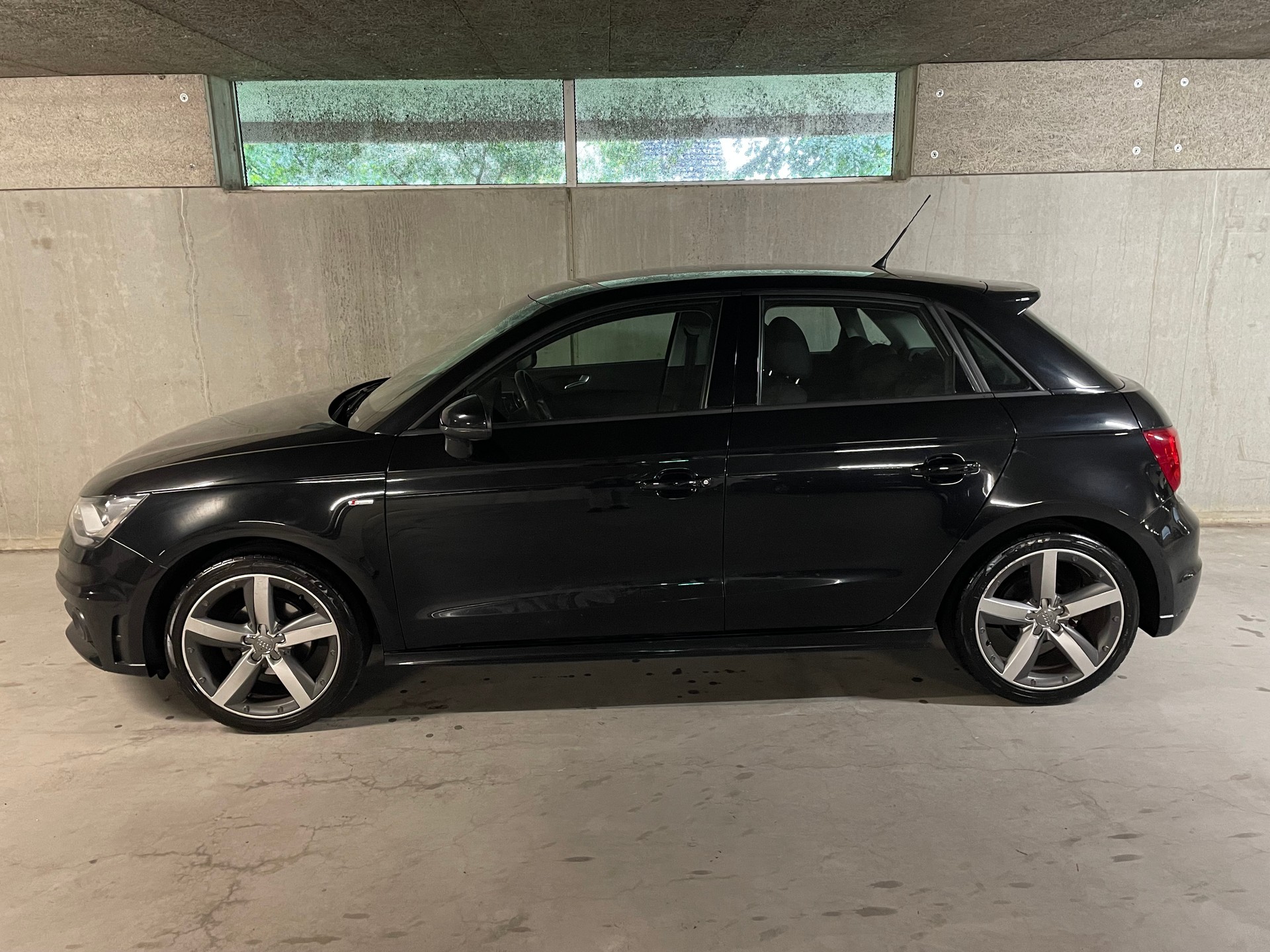AUDI 1.2 TFSI Admired S-Line-showroom-element-1