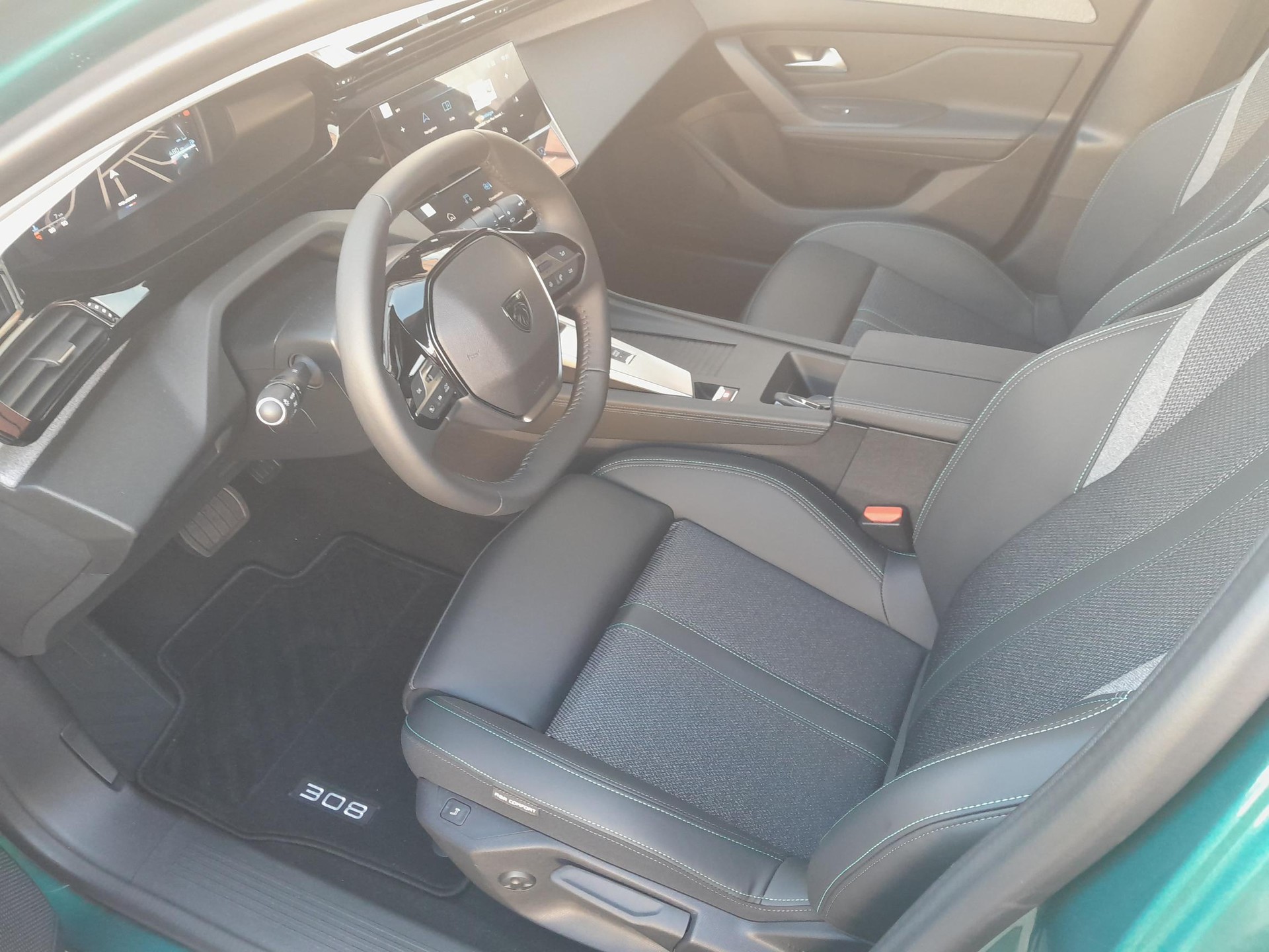 PEUGEOT 308 SW 1.2 Pure Tech Allure EAT8-image-9