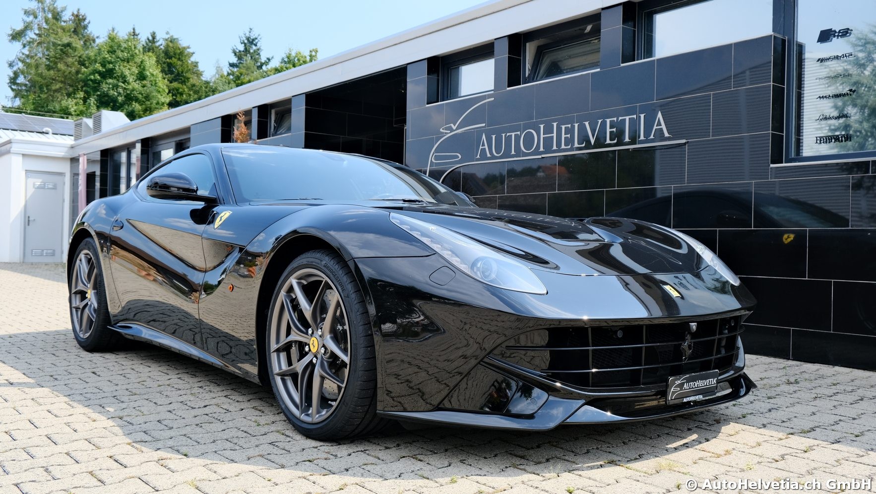 FERRARI F12 Berlinetta-showroom-element-1