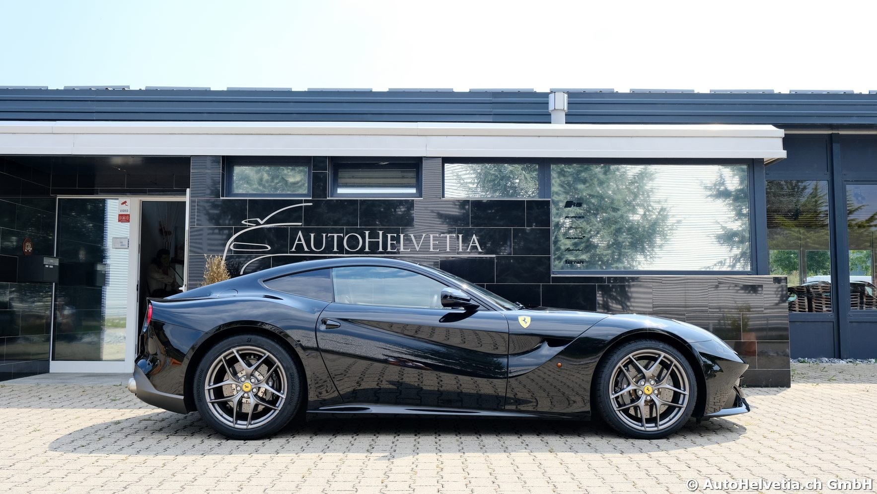 FERRARI F12 Berlinetta-showroom-element-3