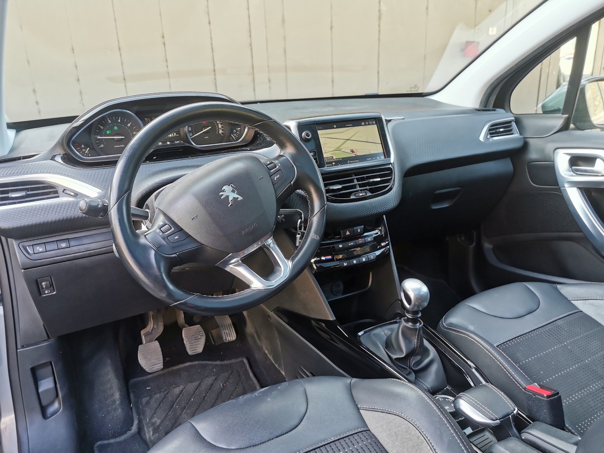 PEUGEOT 2008 1.2 PureTech Allure-image-7