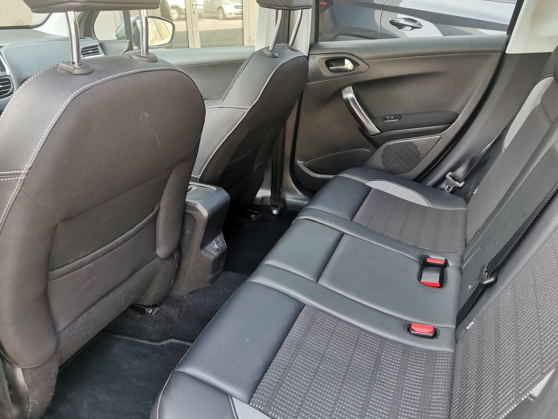 PEUGEOT 2008 1.2 PureTech Allure-image-8