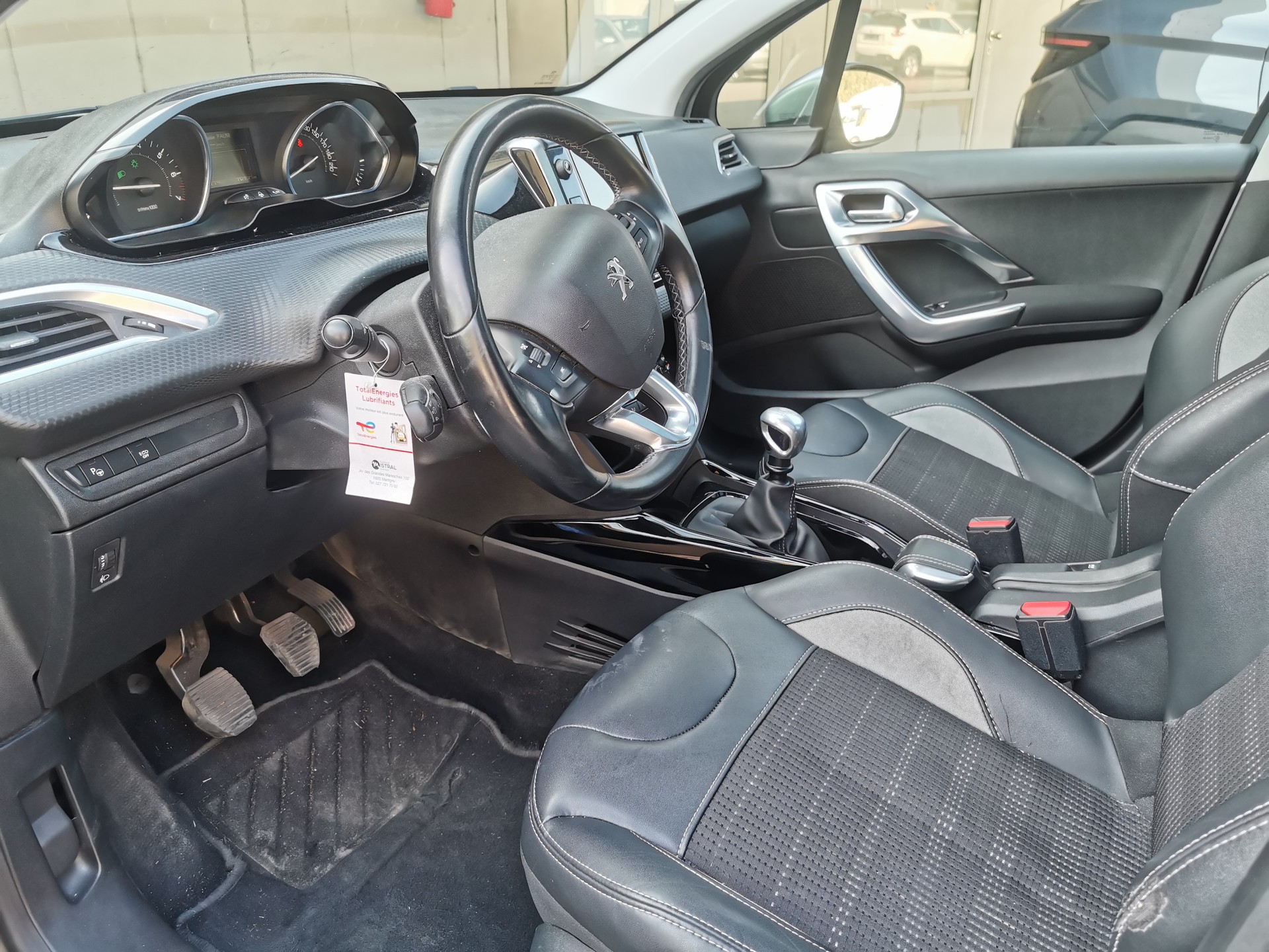 PEUGEOT 2008 1.2 PureTech Allure-image-9