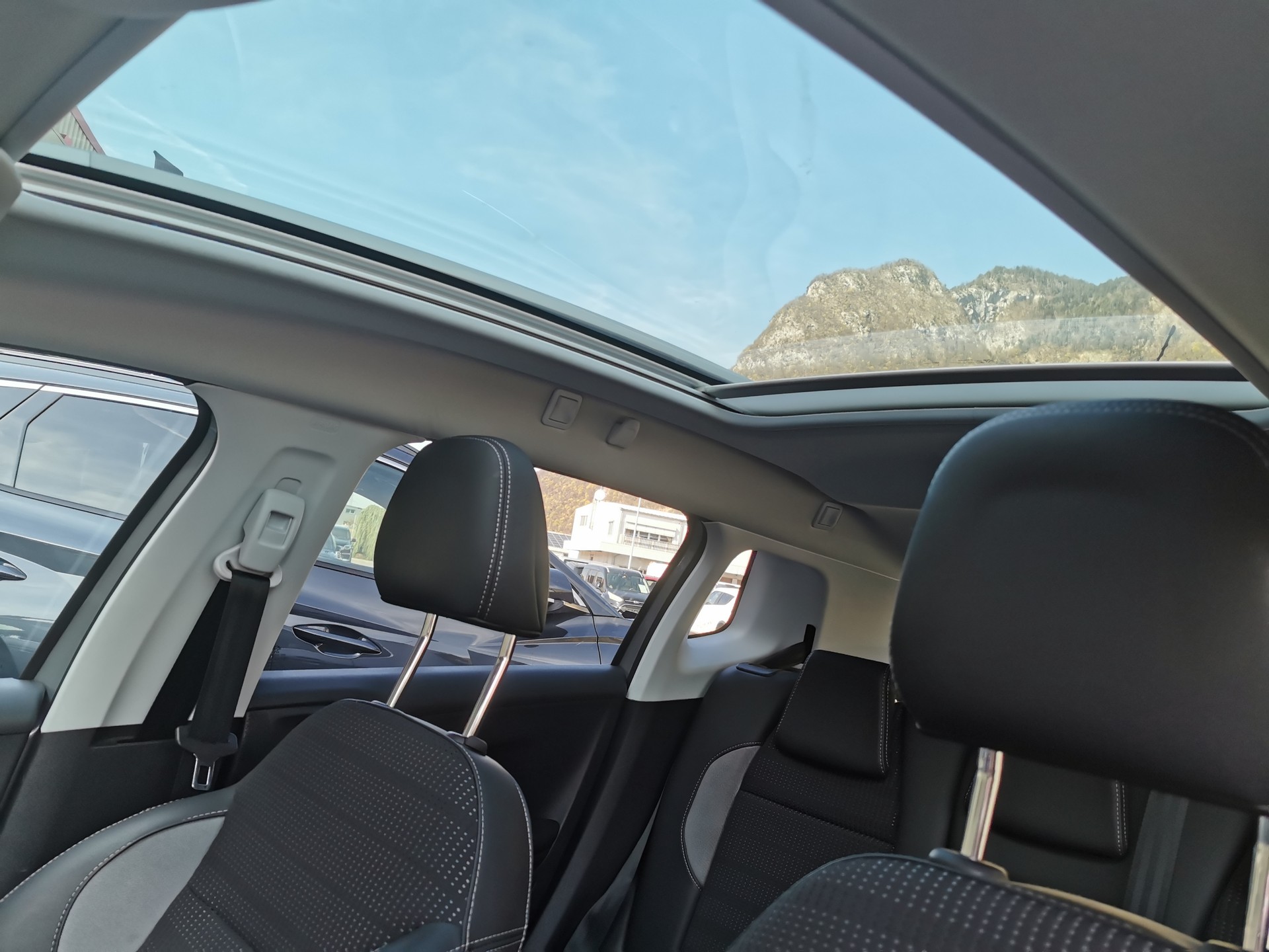 PEUGEOT 2008 1.2 PureTech Allure-image-6