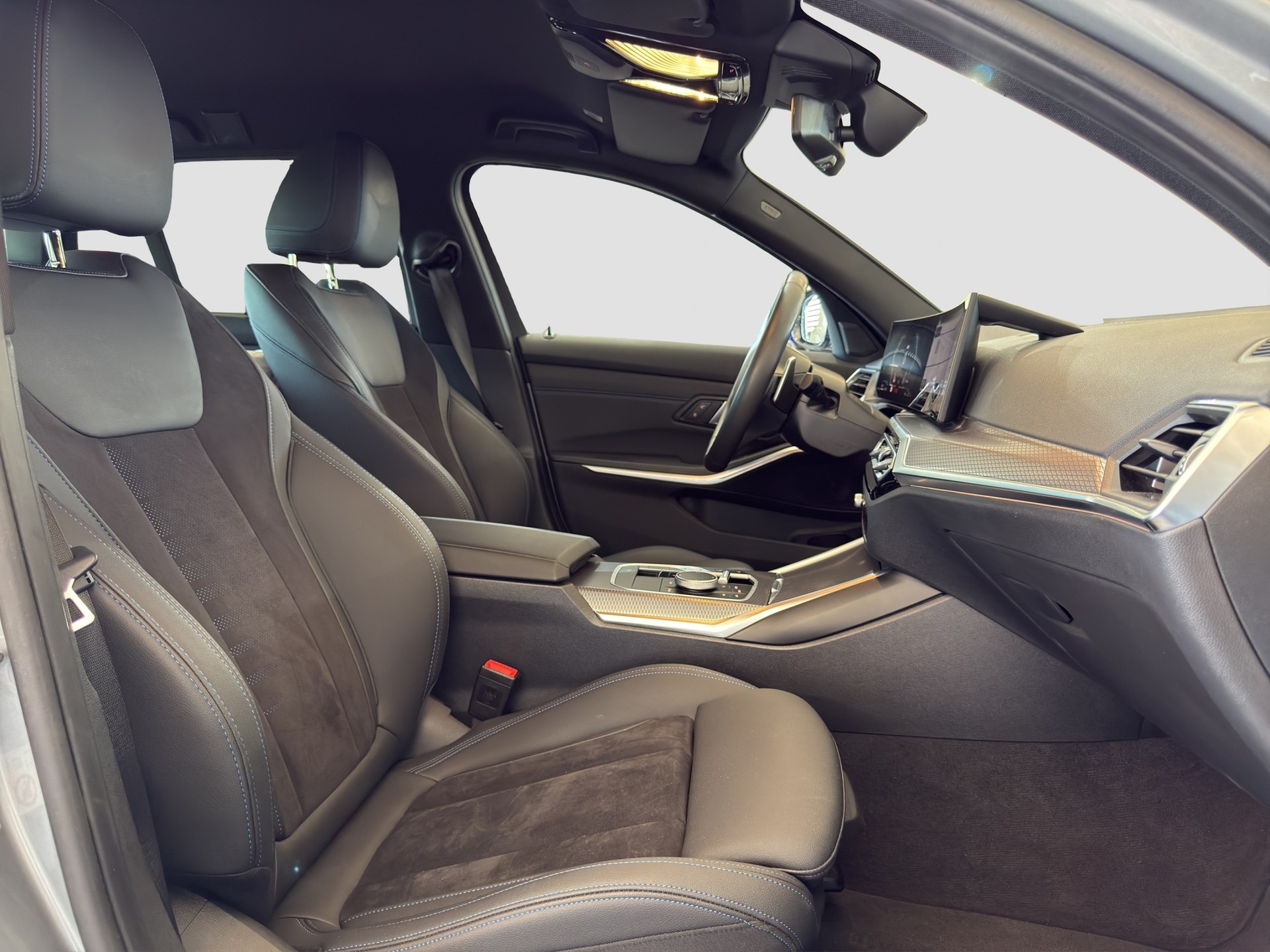 BMW 320d xDrive 48V Touring Steptronic M Sport-image-13