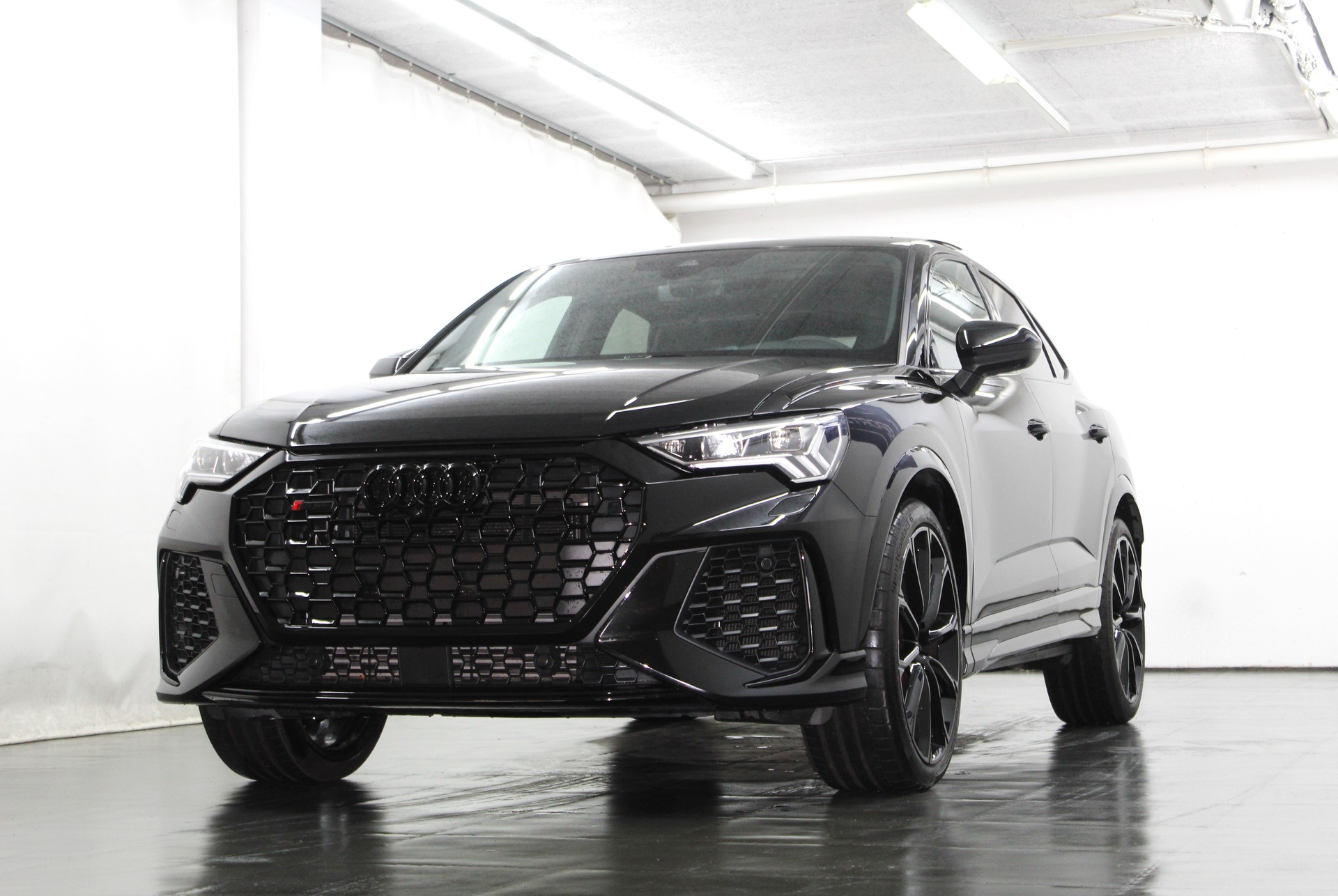 AUDI RS Q3 Sportback quattro S tronic RS-Designpaket rot / CH-Fahrzeug-showroom-element-3