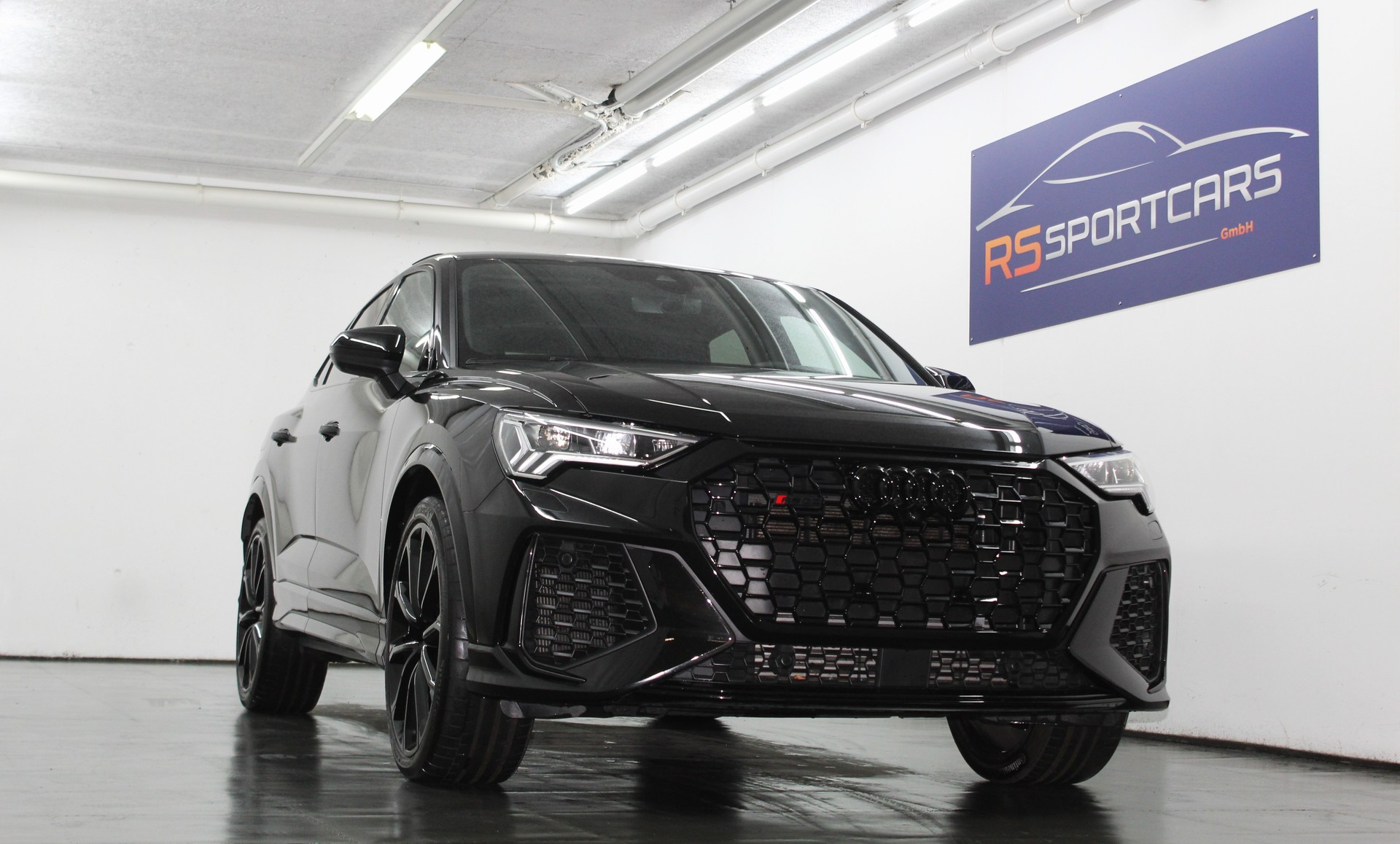 AUDI RS Q3 Sportback quattro S tronic RS-Designpaket rot / CH-Fahrzeug-showroom-element-1