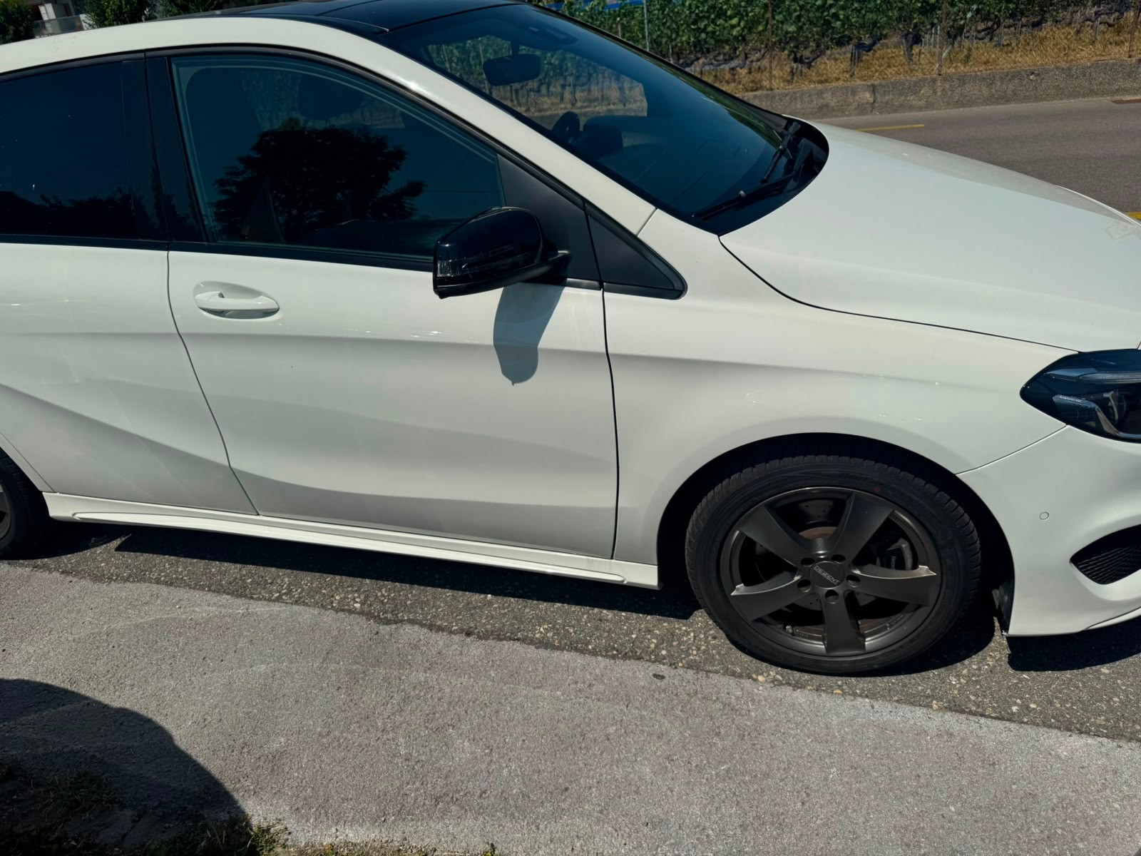 MERCEDES-BENZ B 220 AMG Line 4Matic 7G-DCT-image-2