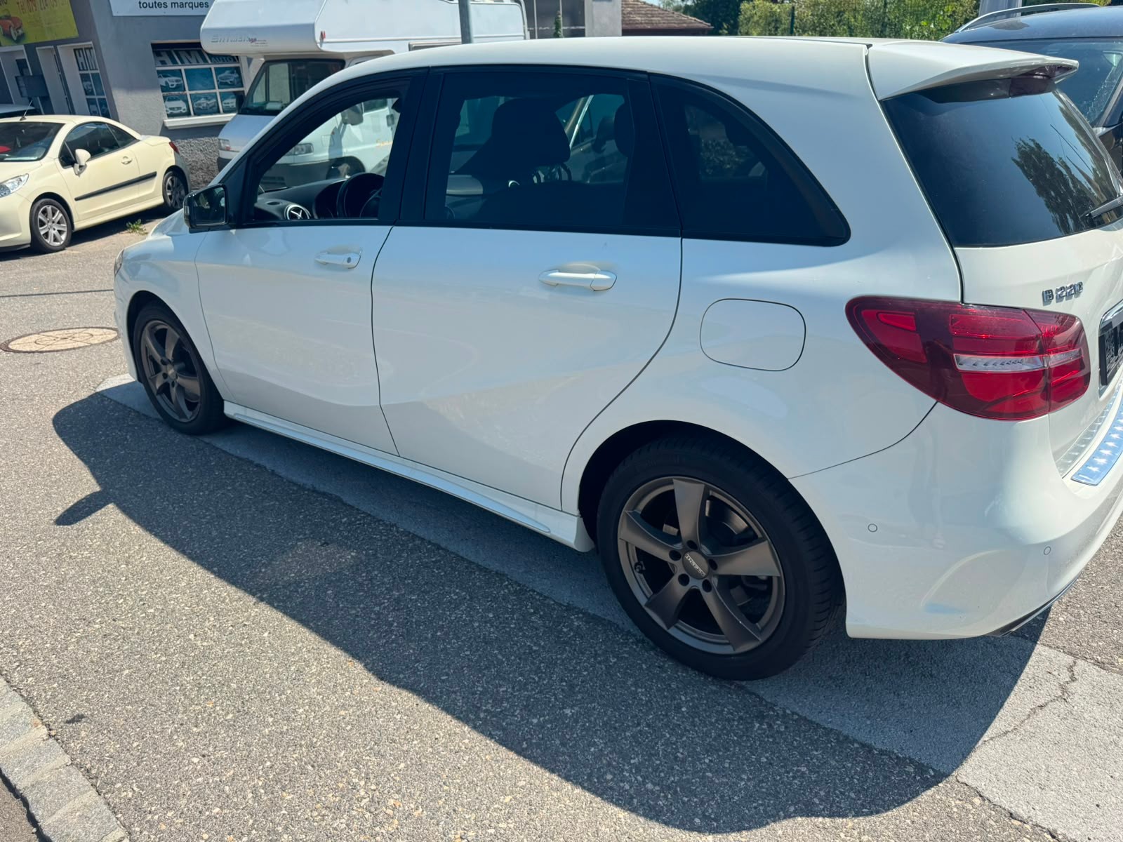 MERCEDES-BENZ B 220 AMG Line 4Matic 7G-DCT-image-3