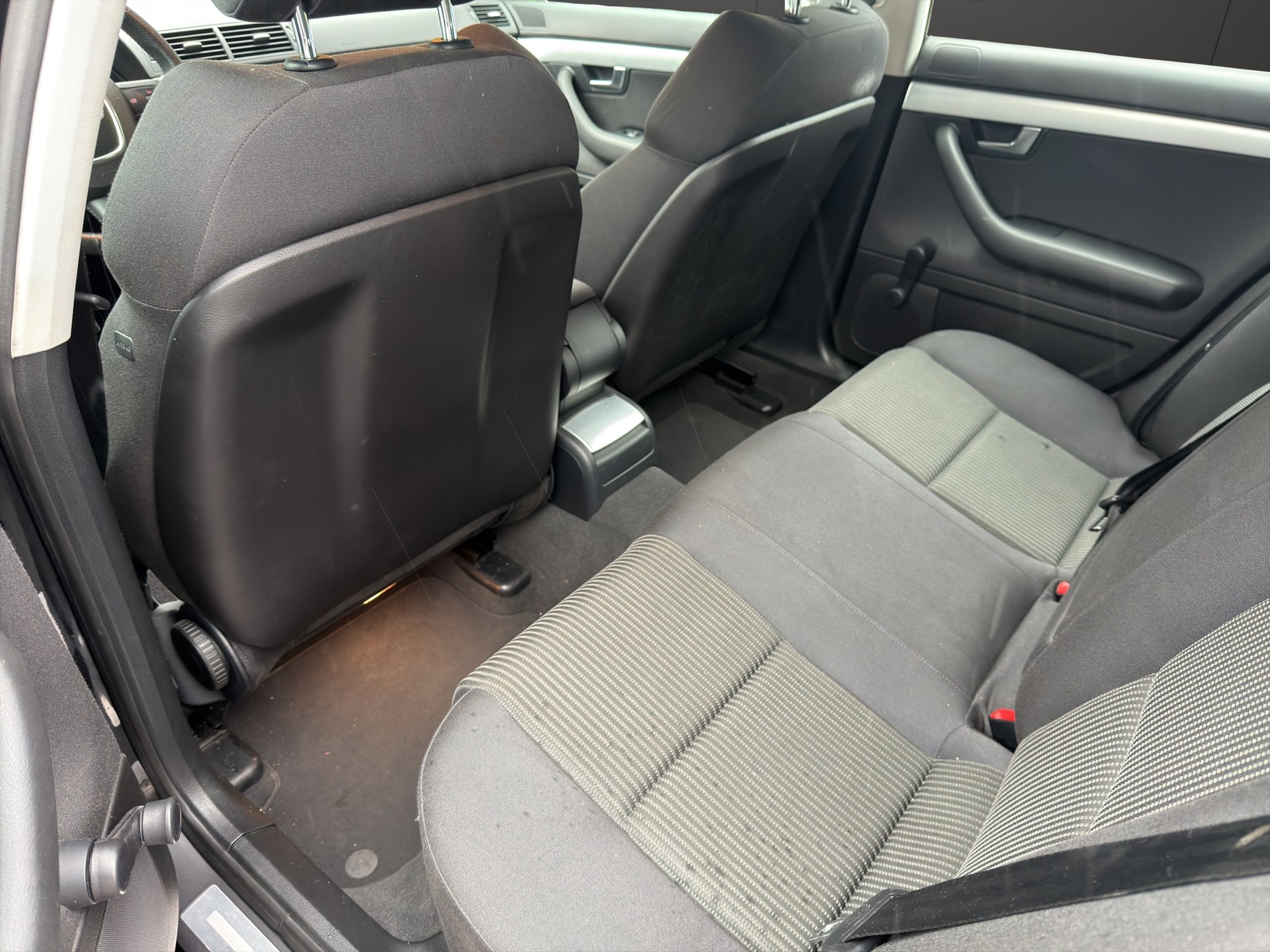 AUDI A4 Avant 2.0 TDI-image-9