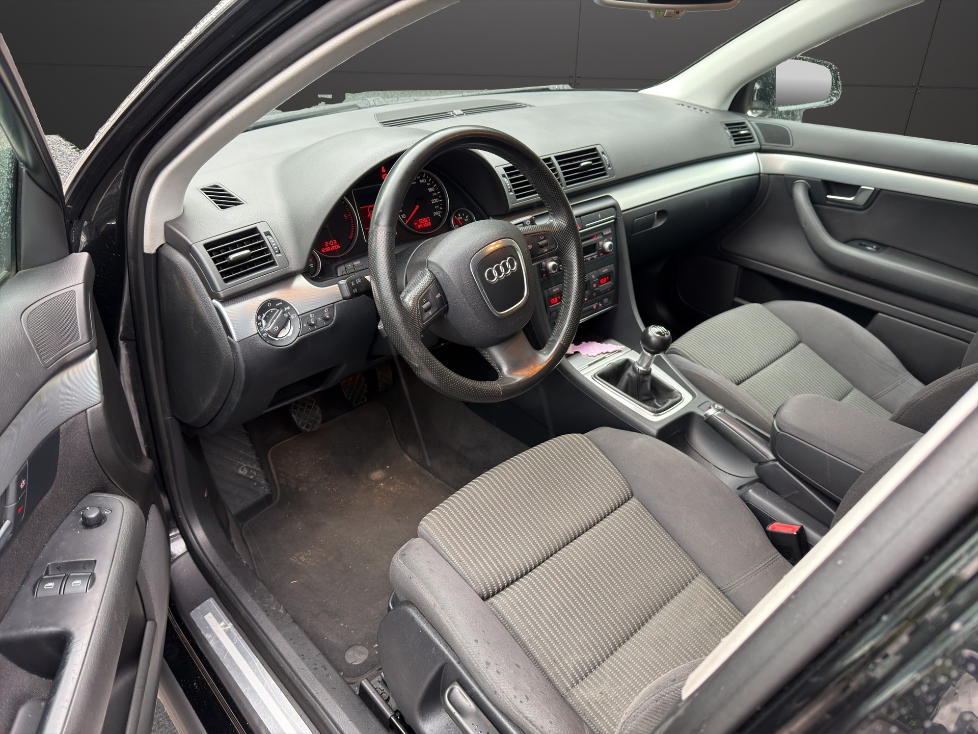 AUDI A4 Avant 2.0 TDI-image-8