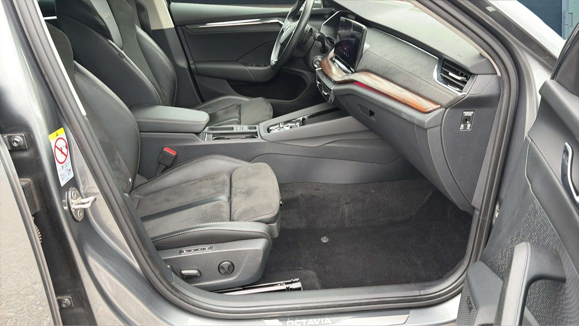 SKODA Octavia Combi 2.0 TDI DSG Scout 4x4-image-11