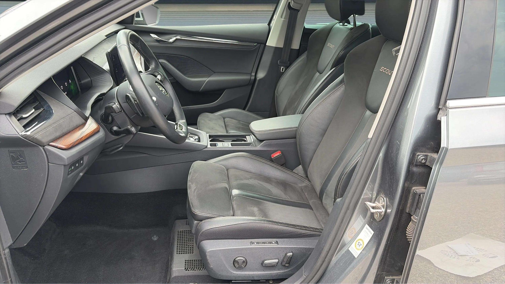 SKODA Octavia Combi 2.0 TDI DSG Scout 4x4-image-10