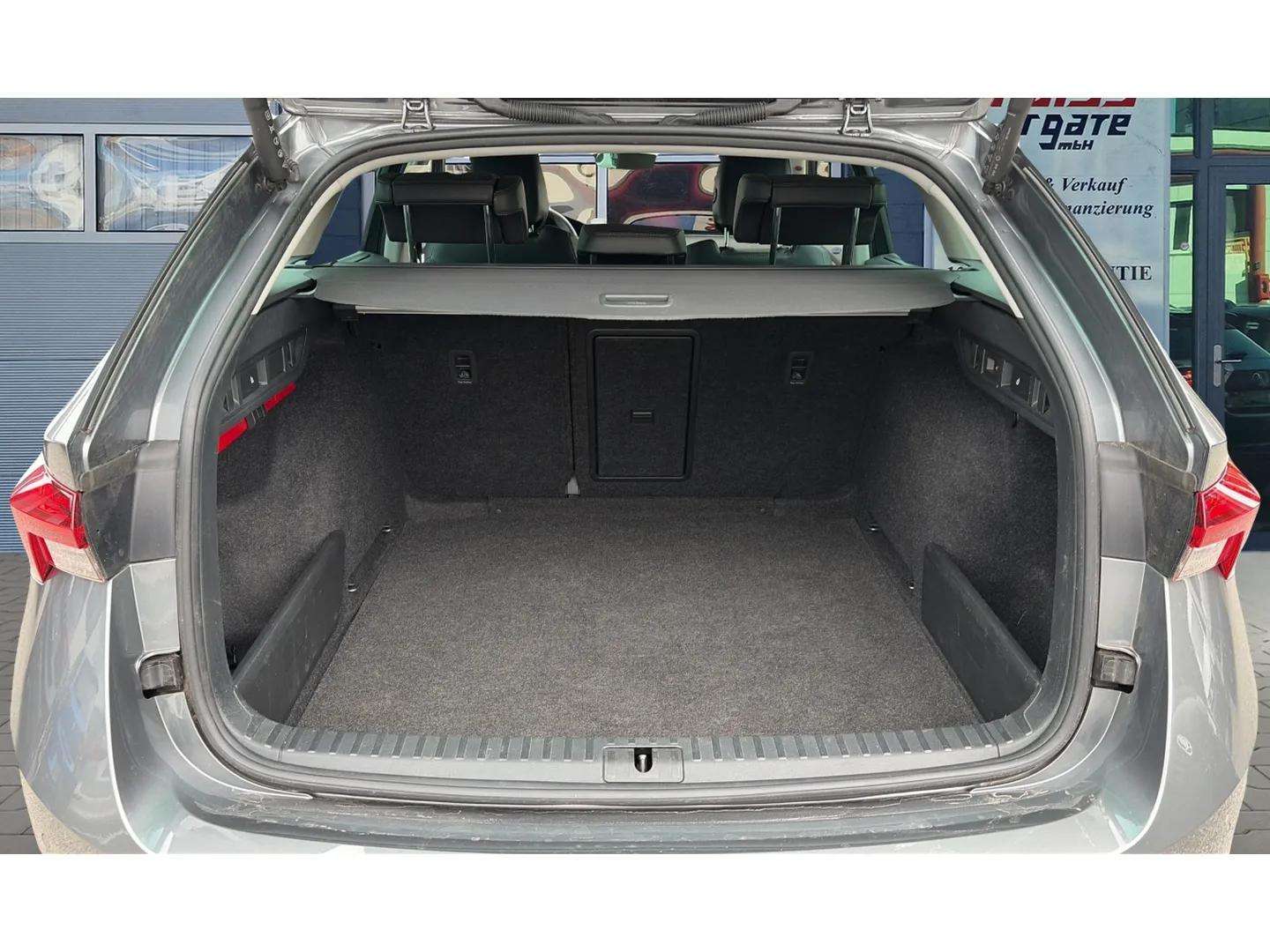SKODA Octavia Combi 2.0 TDI DSG Scout 4x4-image-14
