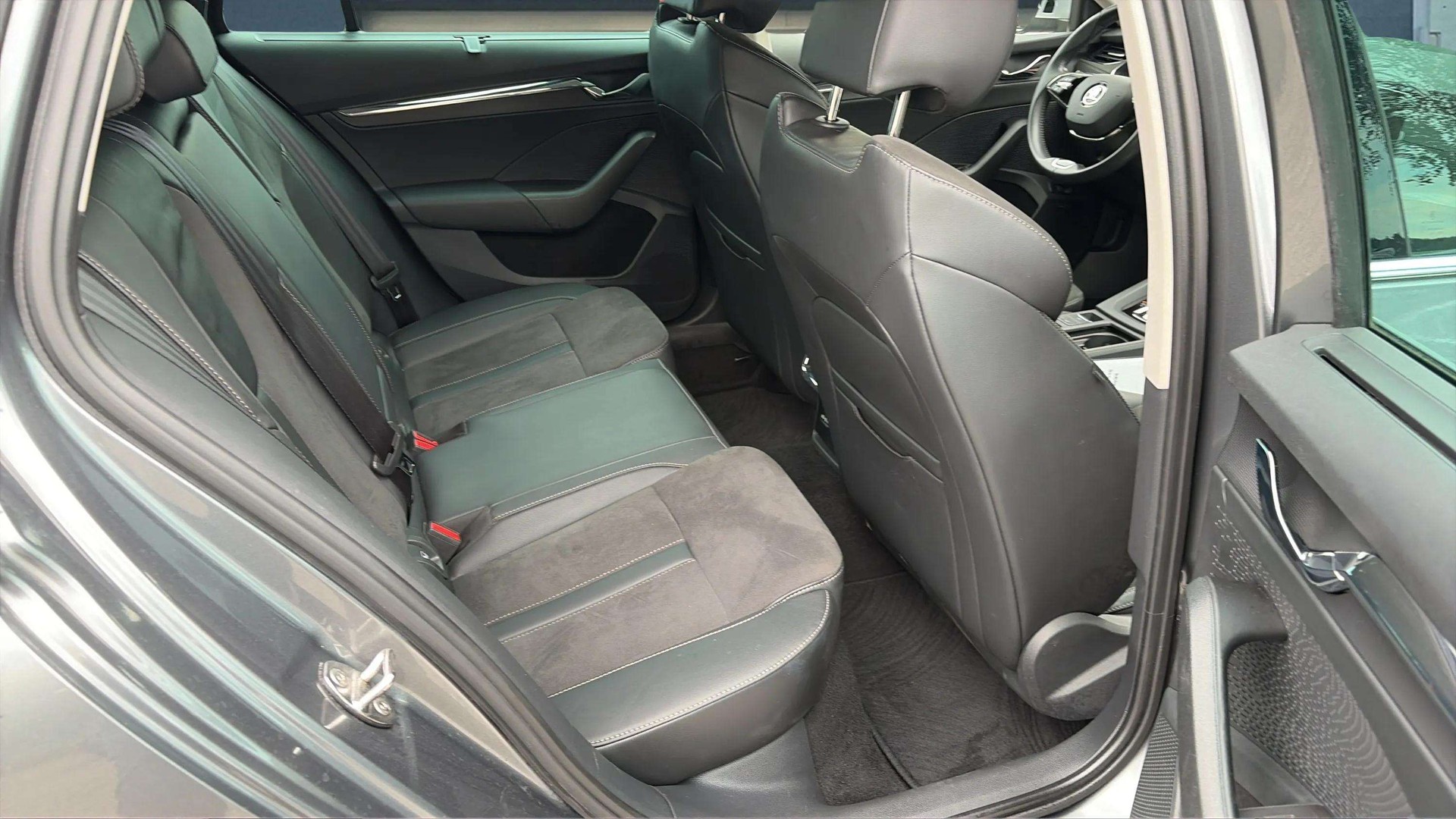 SKODA Octavia Combi 2.0 TDI DSG Scout 4x4-image-13