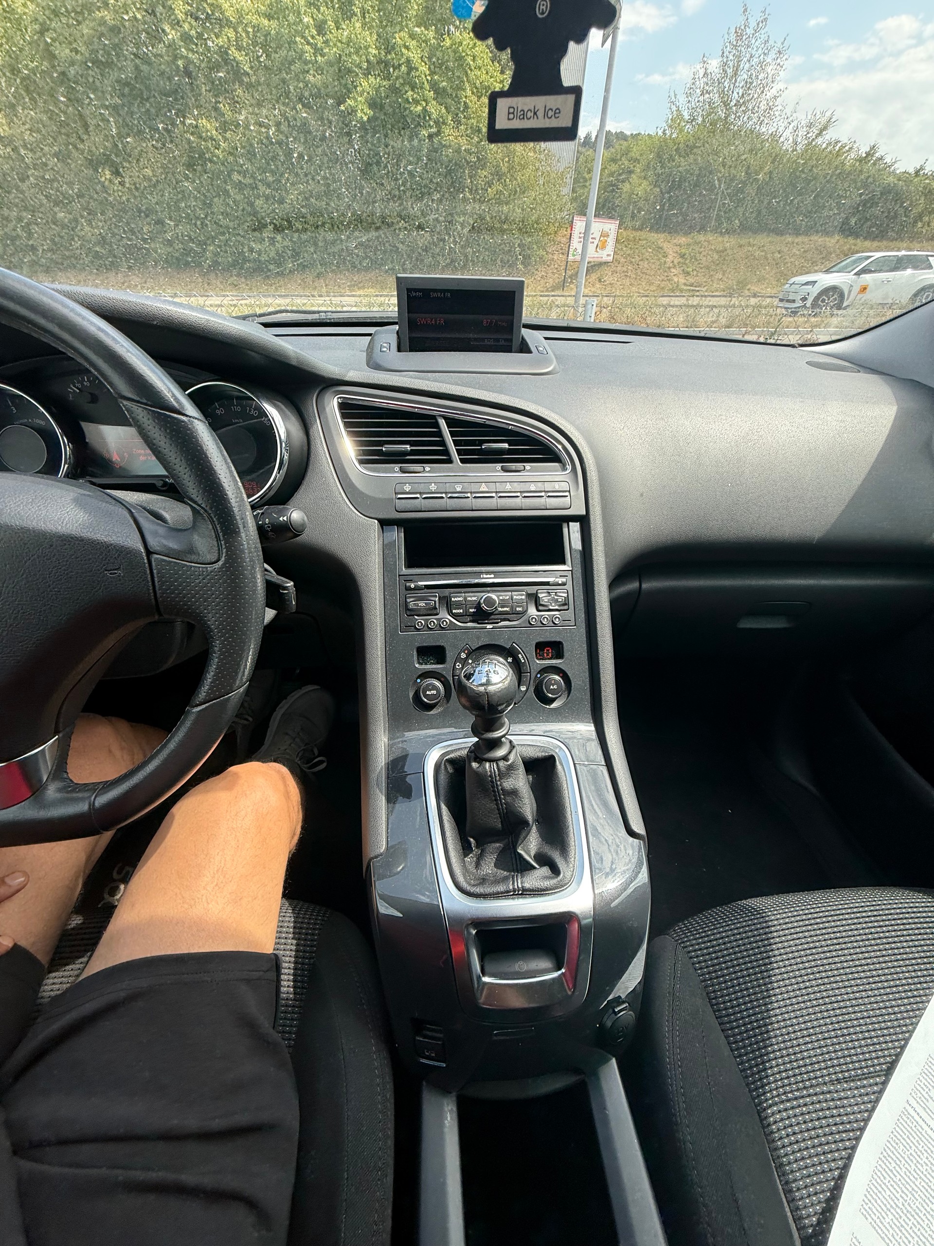 PEUGEOT 5008 1.6 16V T Sport Pack 7 Plätze-image-5