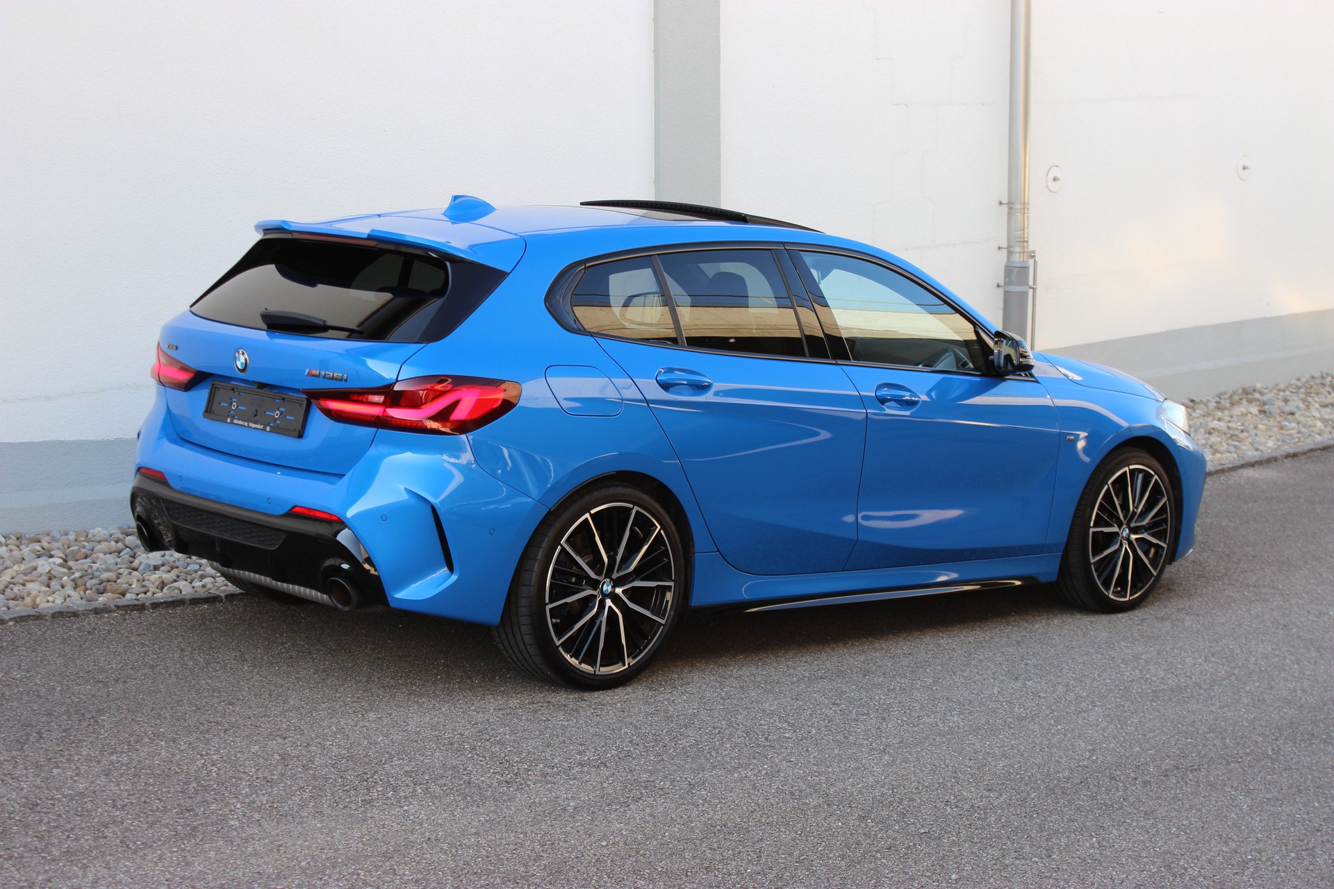 BMW M135i xDrive *MISANO BLAU METALLIC*-image-4