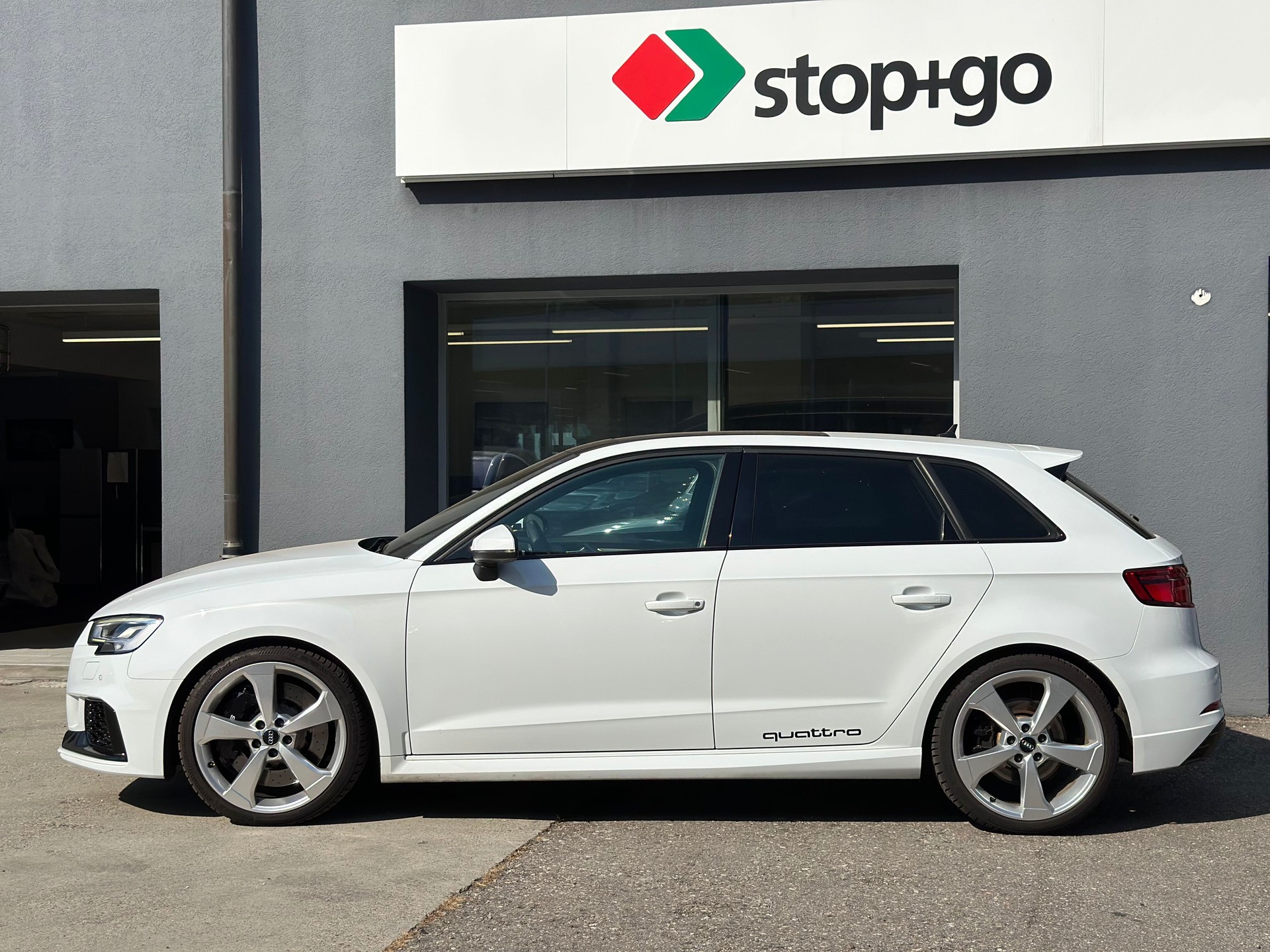 AUDI RS3 Sportback 2.5 TSI quattro S-tronic-image-2