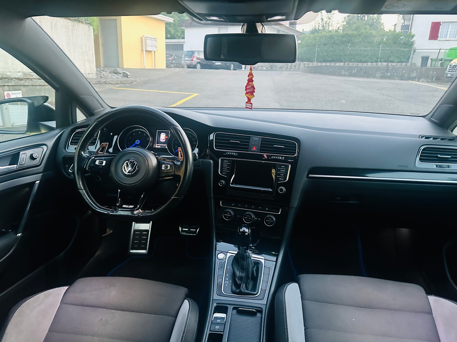 VW Golf 2.0 TSI R 4Motion DSG-image-11