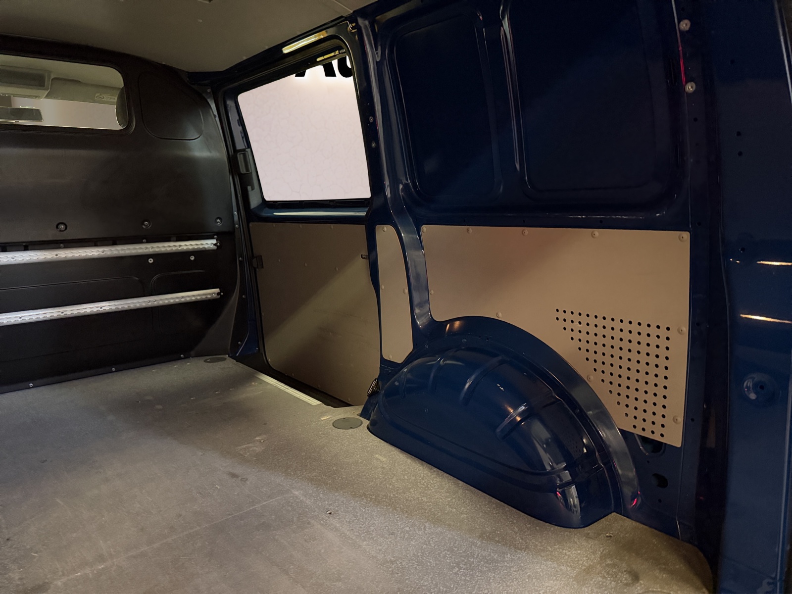 VW T6 2.0 TDI Transporter-image-16