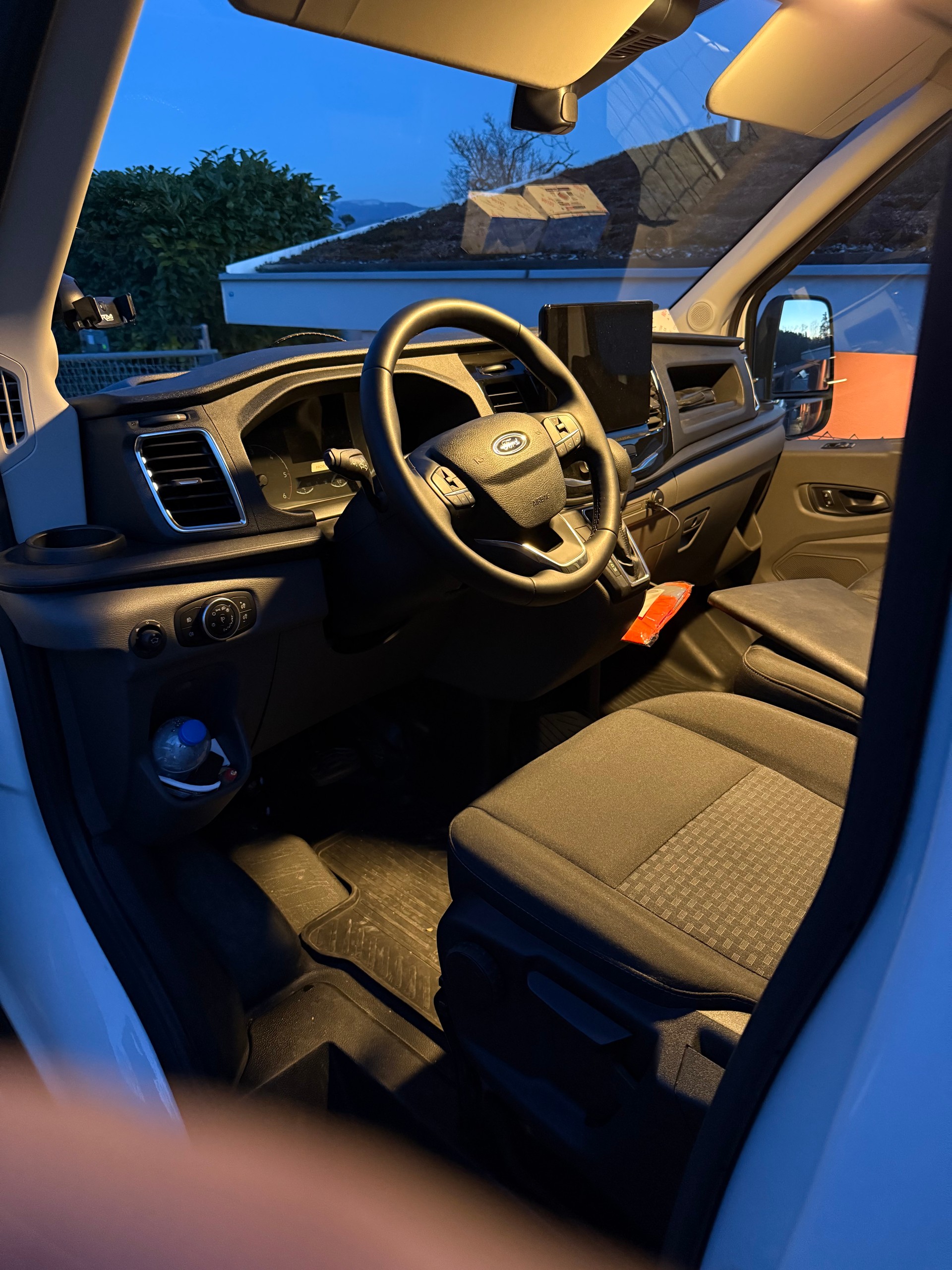 FORD L3H3-showroom-element-1