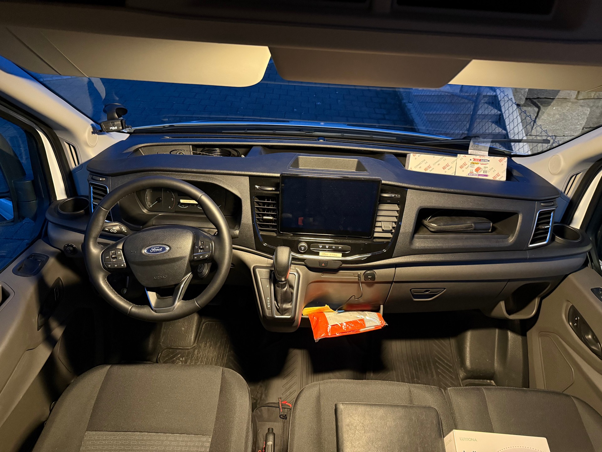 FORD L3H3-showroom-element-3