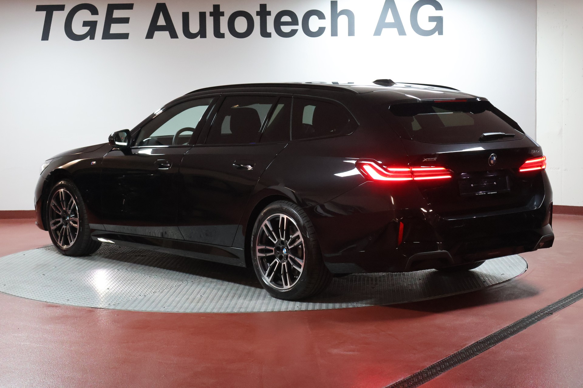 BMW 520d xDrive 48V Touring Pure M Sport Edition-image-16