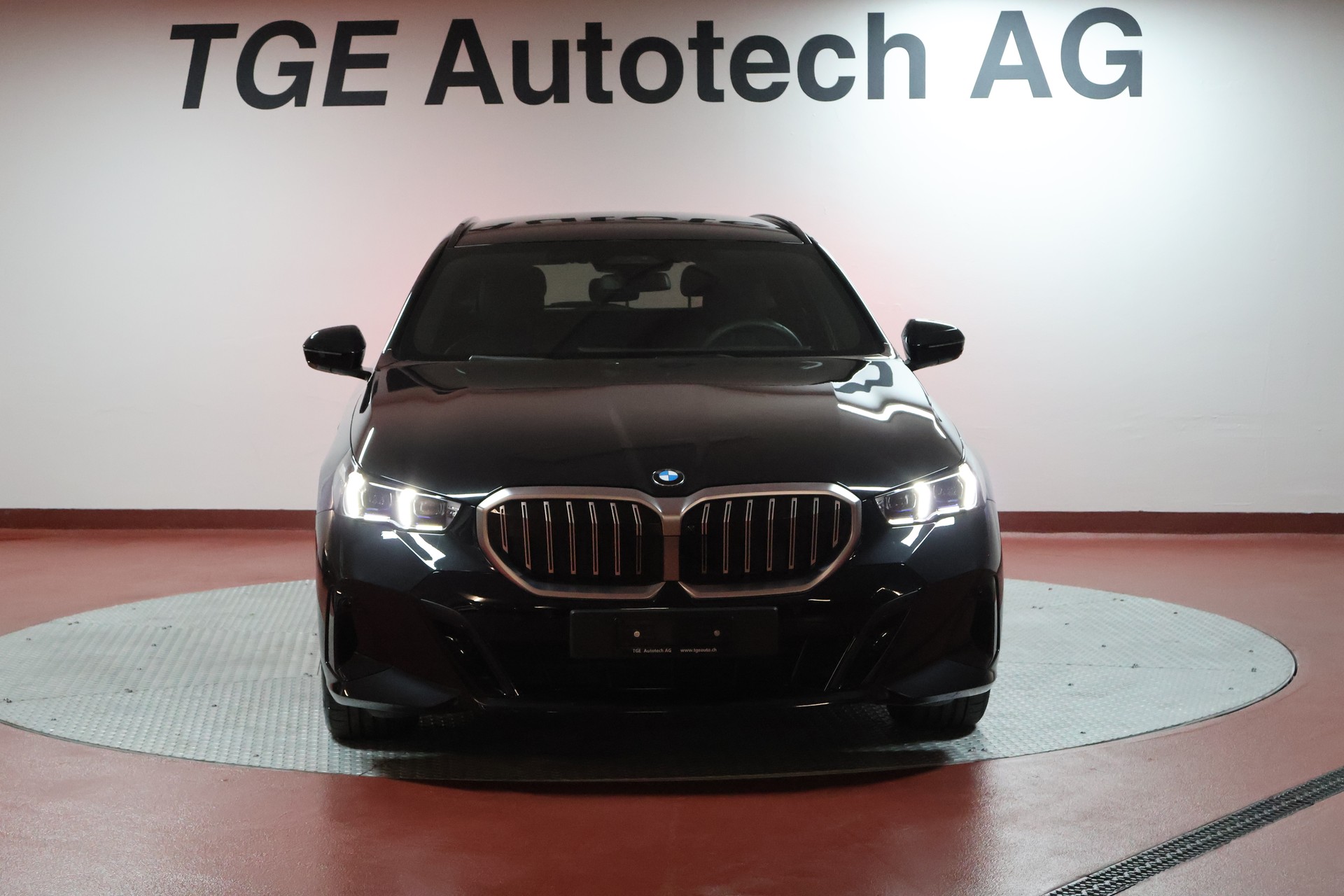 BMW 520d xDrive 48V Touring Pure M Sport Edition-showroom-element-1