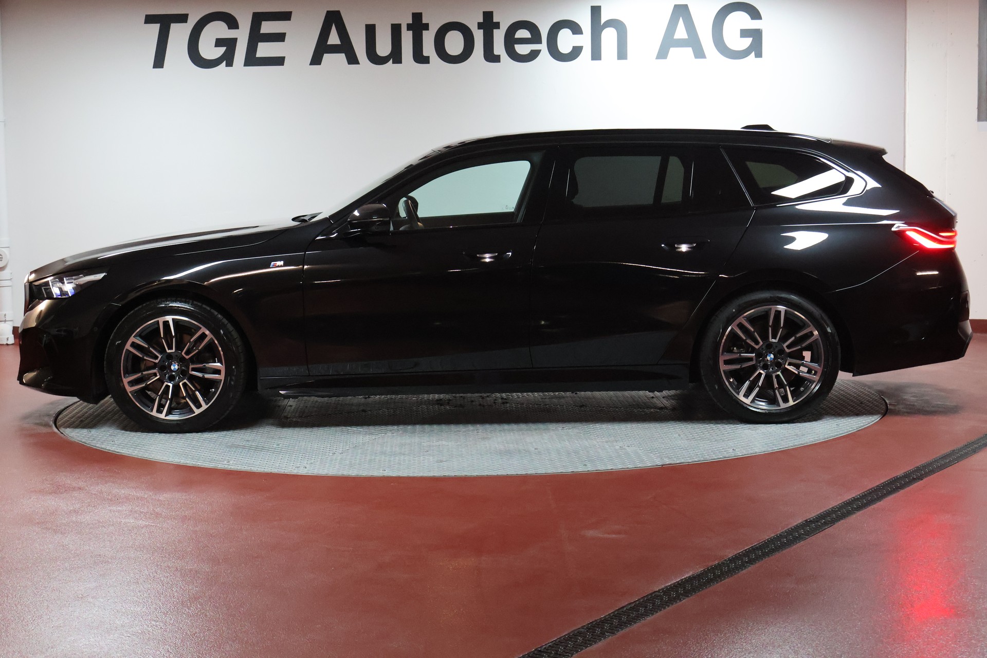BMW 520d xDrive 48V Touring Pure M Sport Edition-showroom-element-3