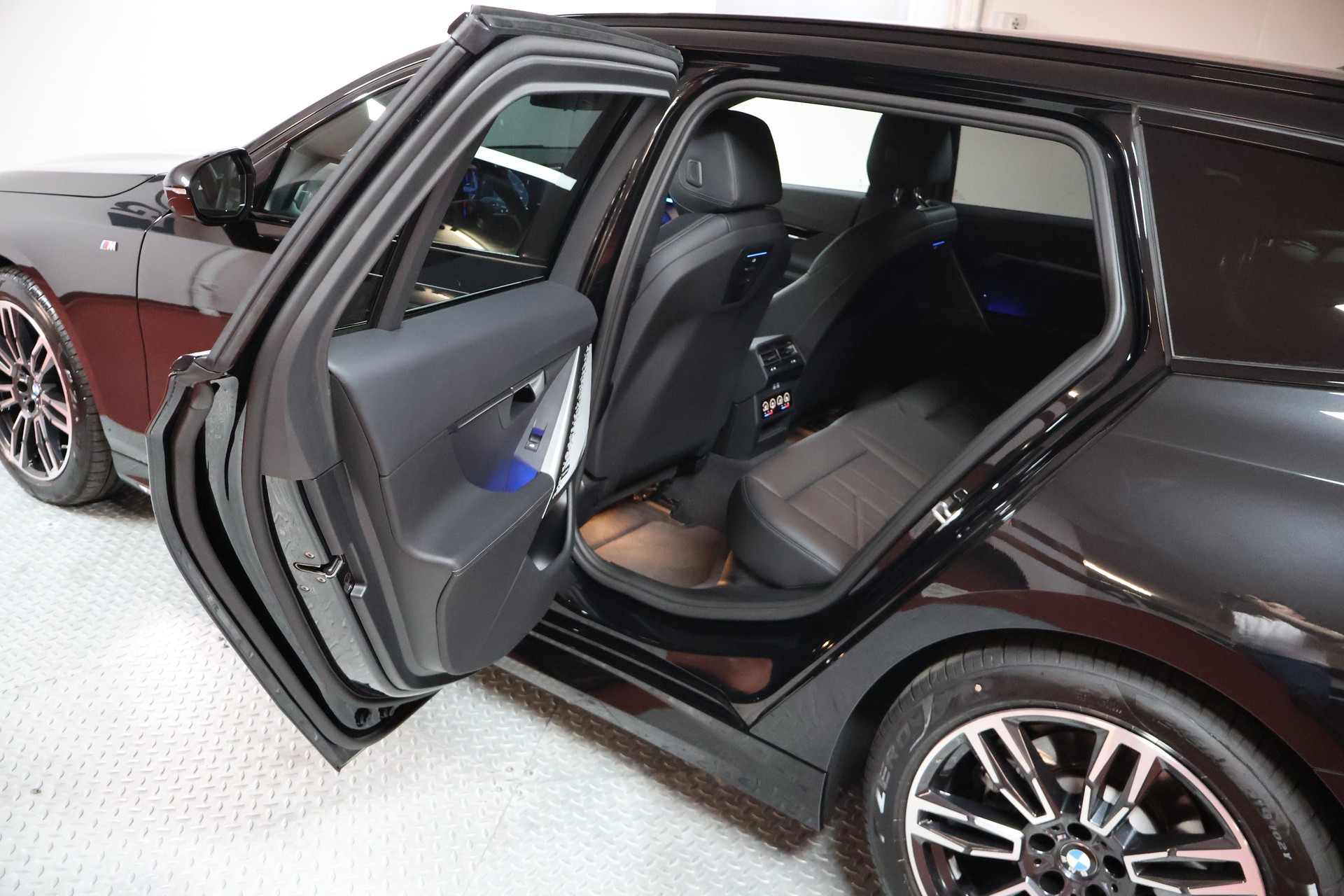 BMW 520d xDrive 48V Touring Pure M Sport Edition-image-10
