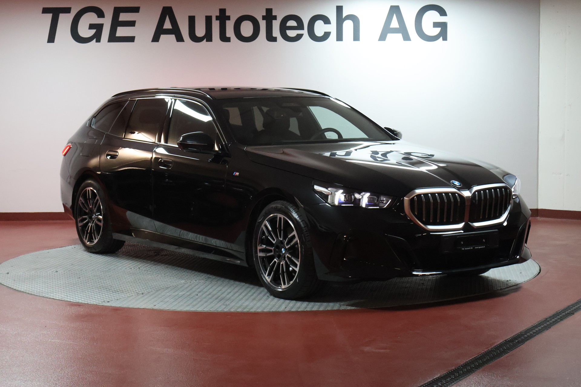 BMW 520d xDrive 48V Touring Pure M Sport Edition-showroom-element-2