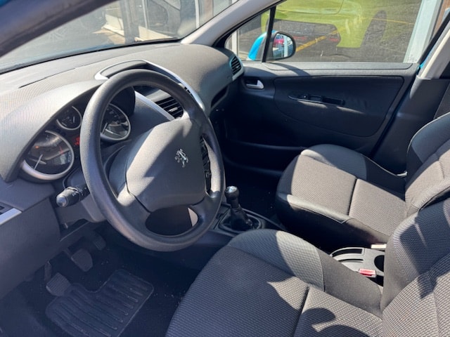 PEUGEOT 207 1.4 Trendy Clim-image-4