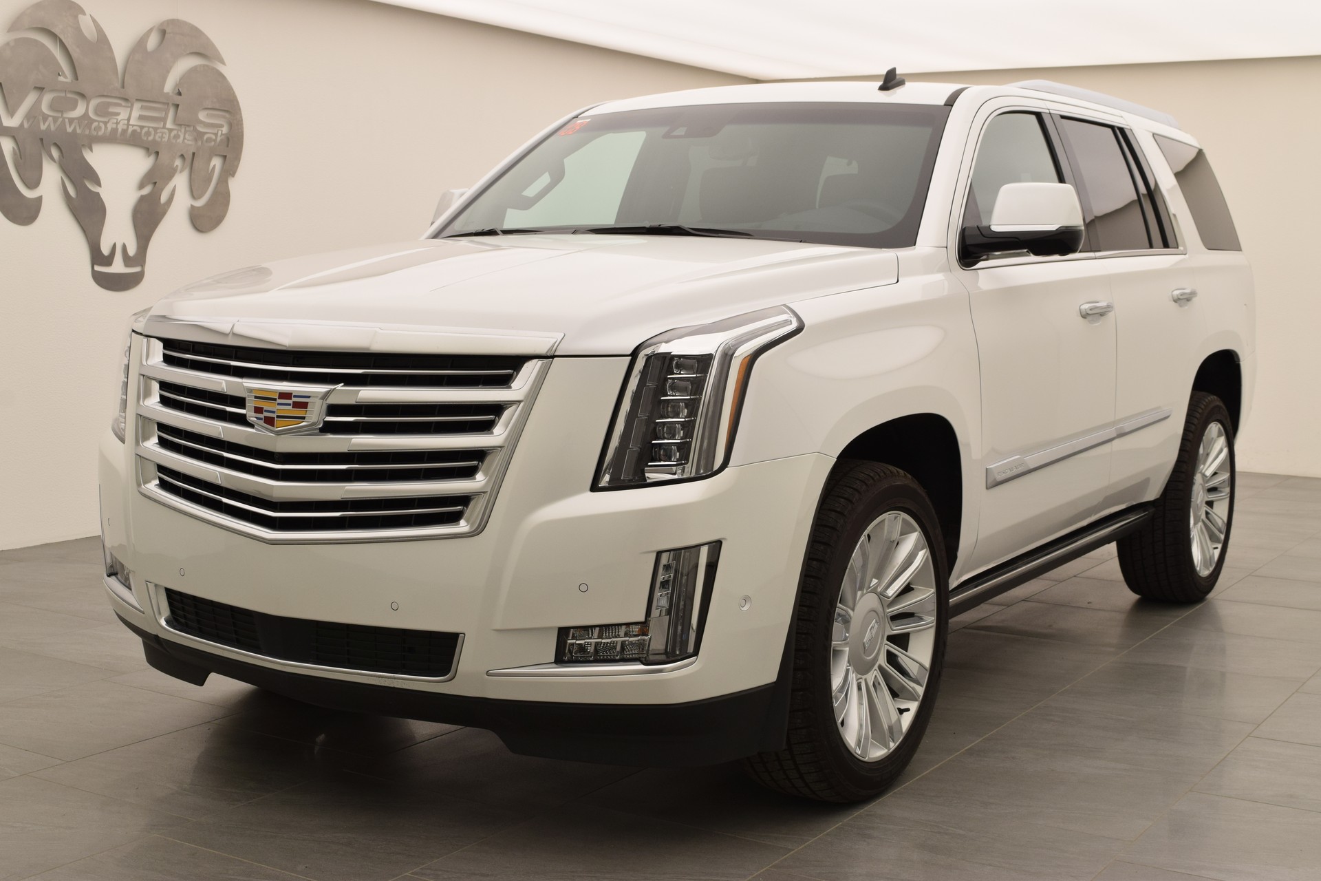 CADILLAC Escalade 6.2 Platinum-showroom-element-1